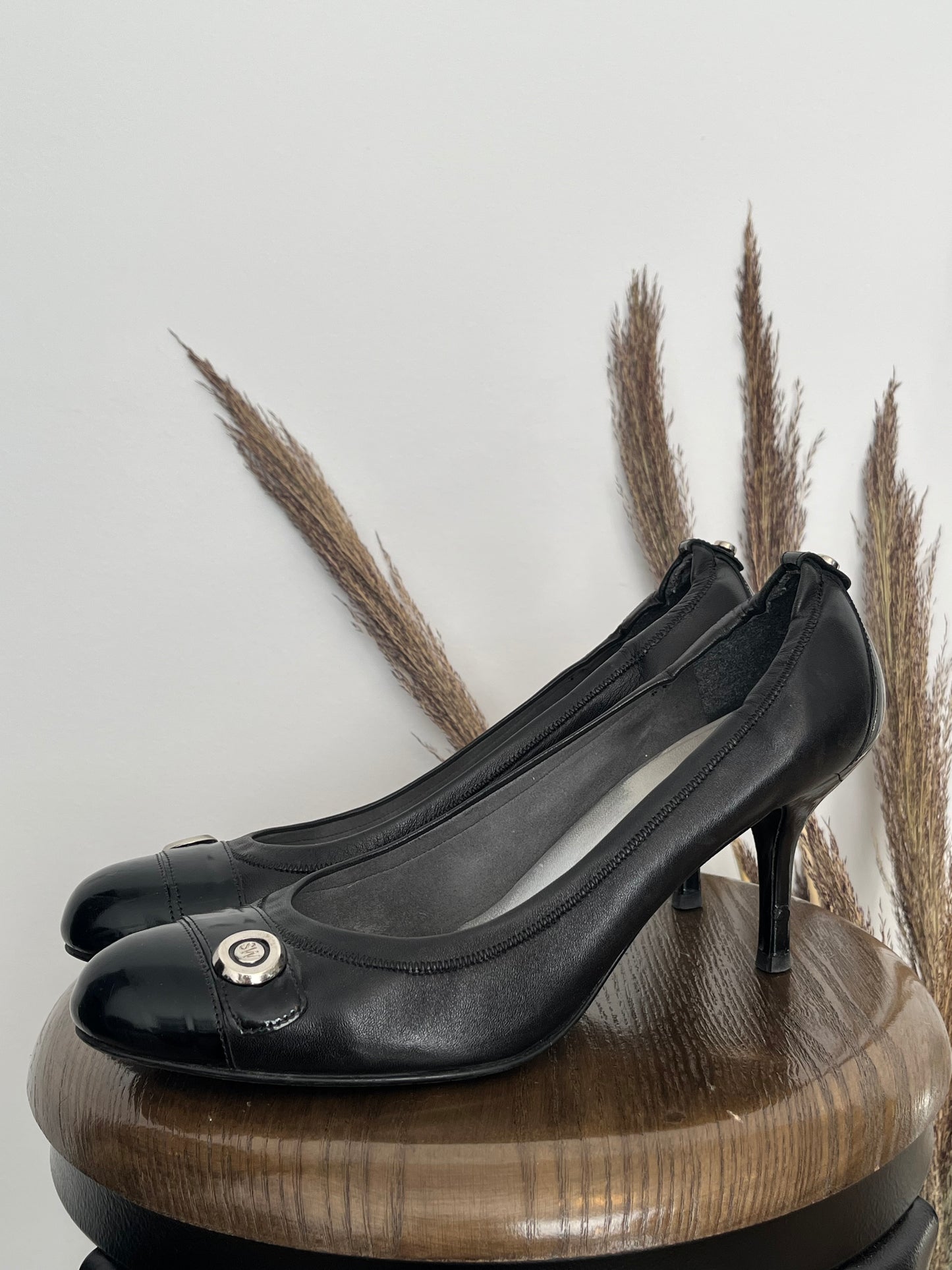 Talons Stuart Weitzman - Vue du côté gauche sur fond blanc