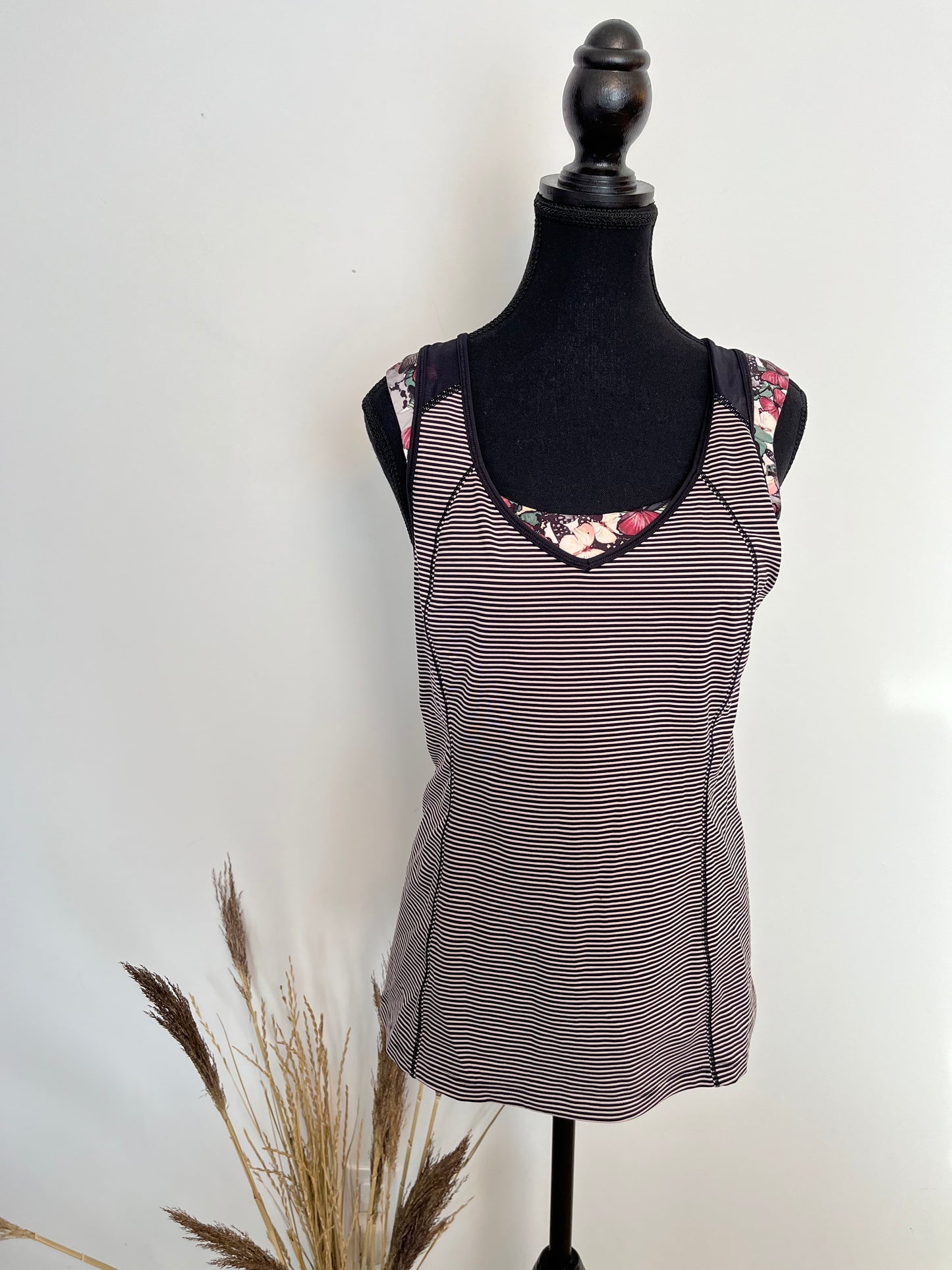 Camisole Lululemon - Vue avant sur fond blanc et sur mannequin