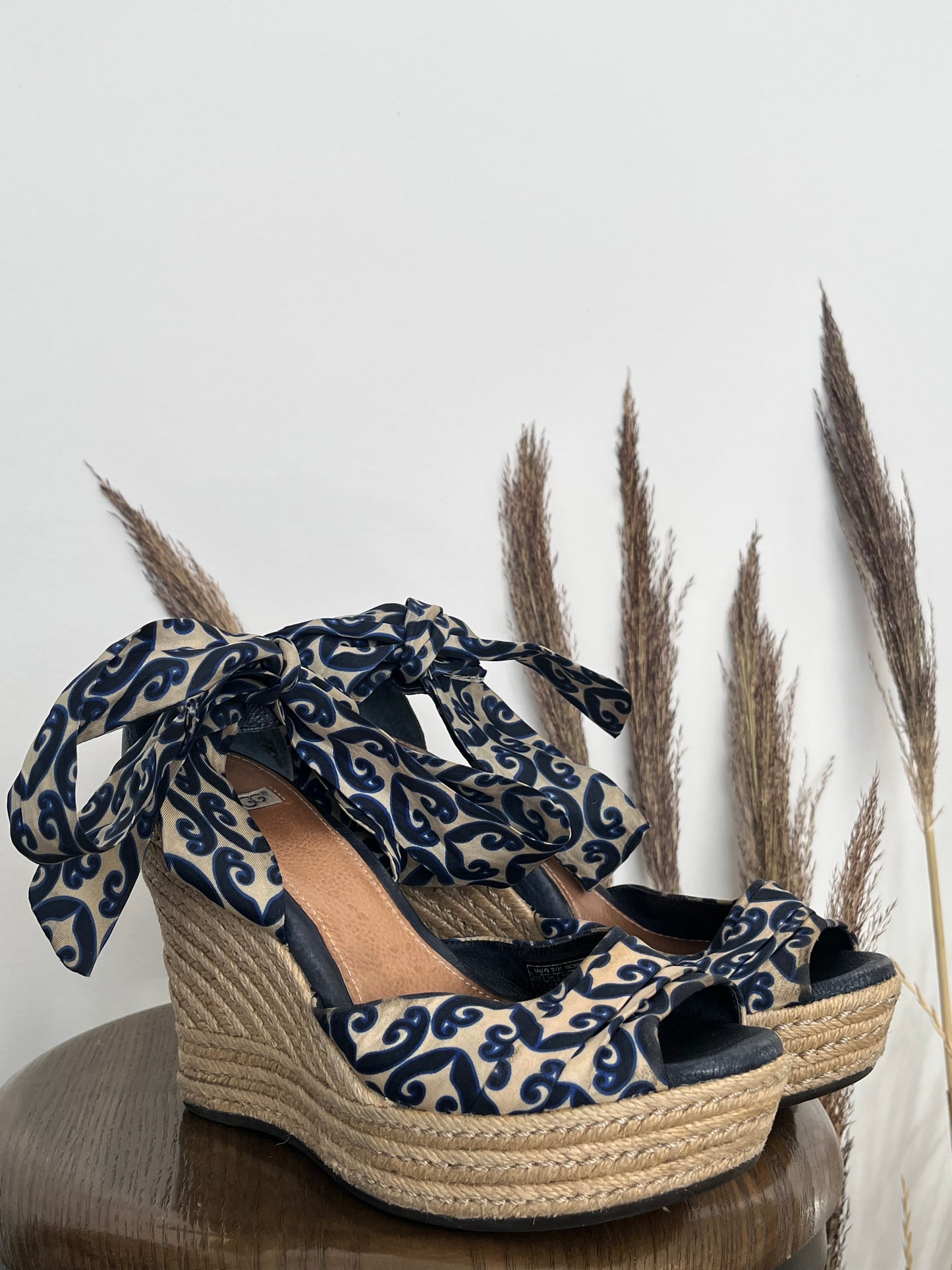 Souliers Ugg - Vue du côté droit sur fond blanc
