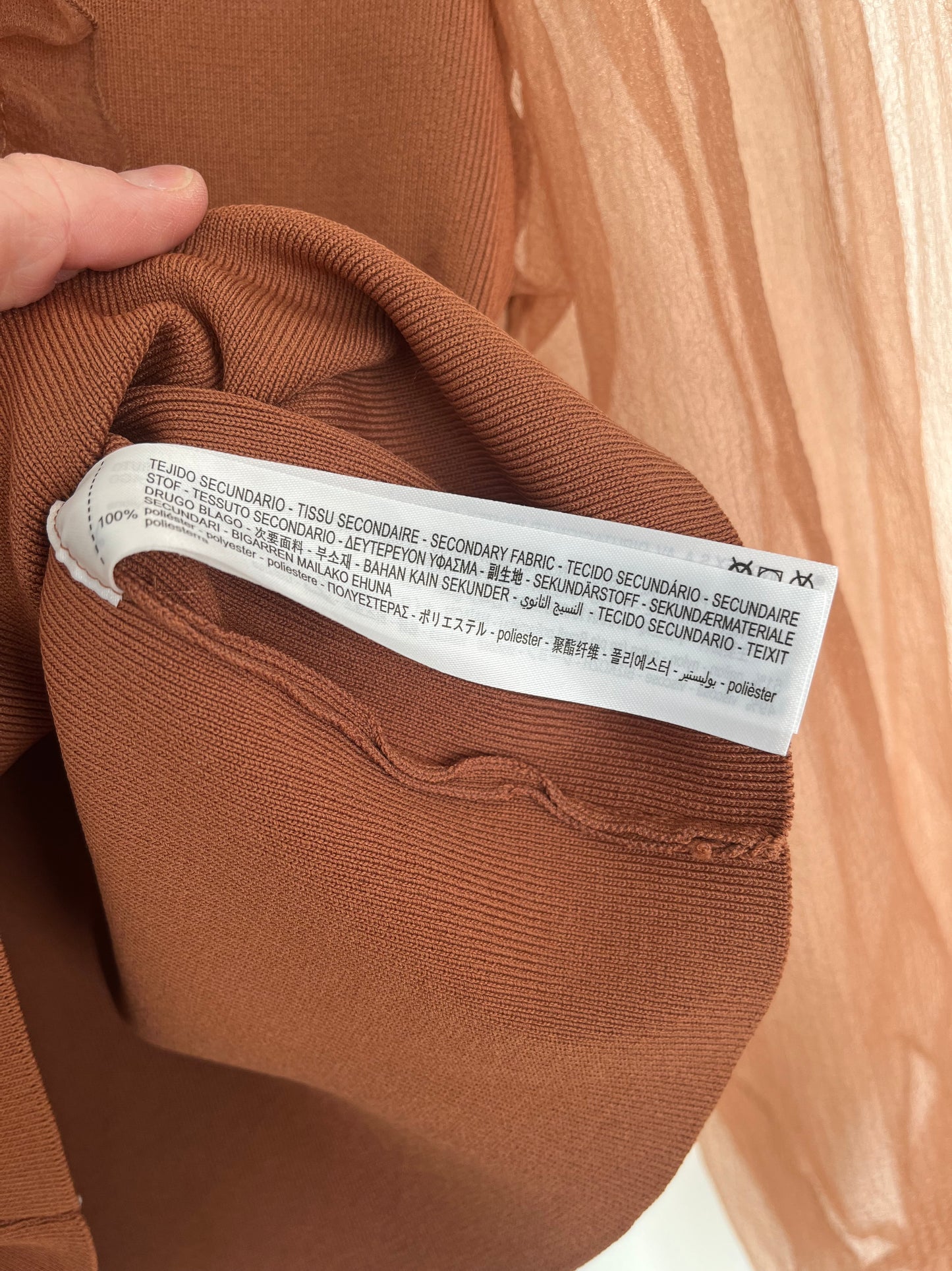 Blouse Zara - Vue ur l'étiquette de composition