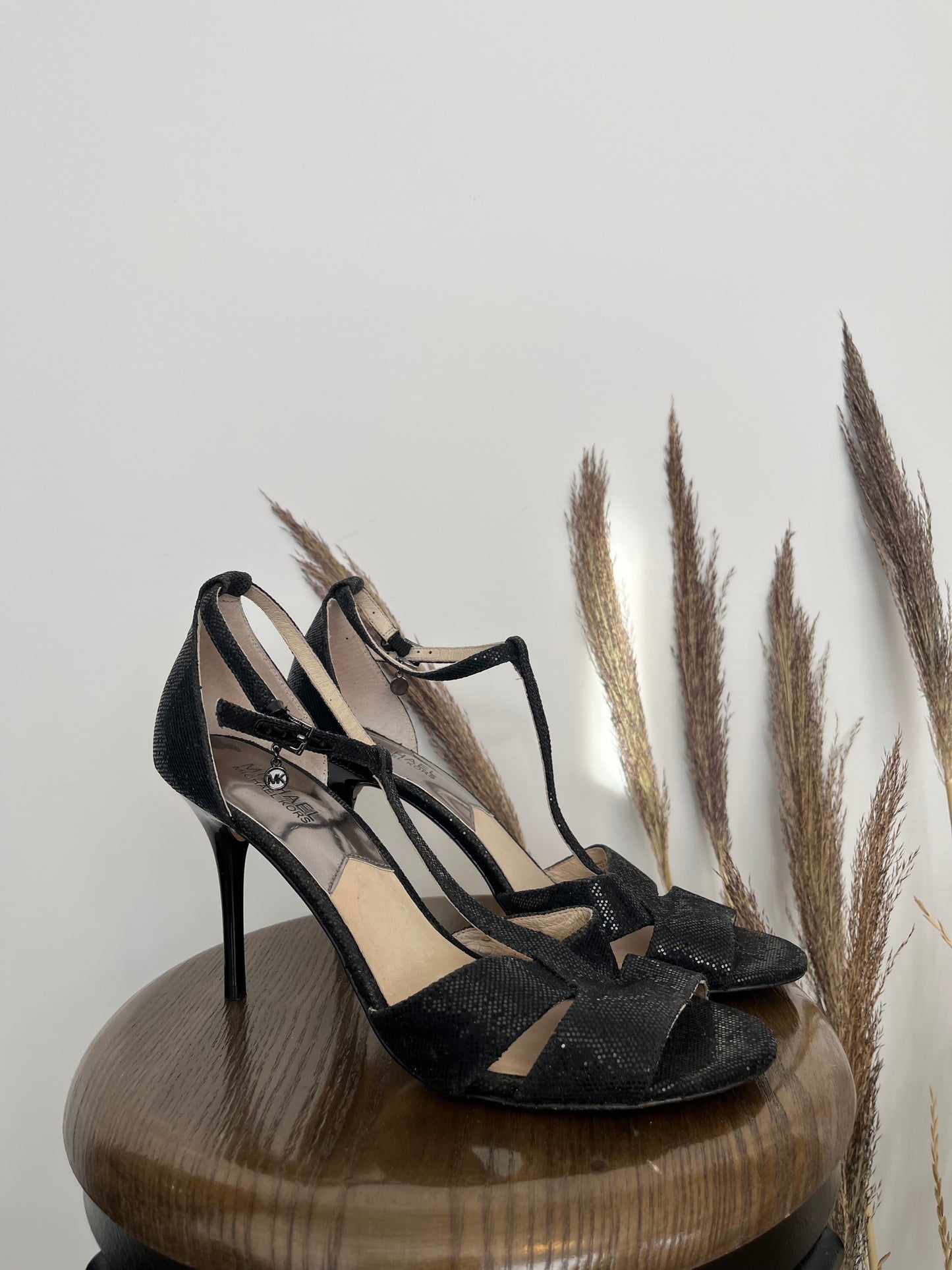 Talons hauts Michael Kors - Vue de droite sur fond blanc