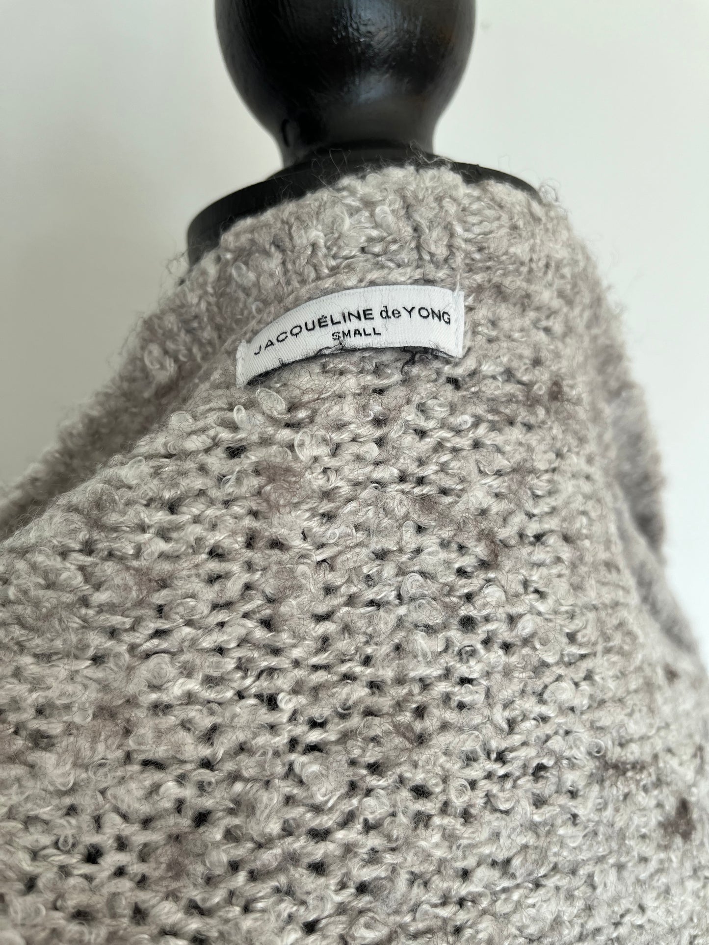 Cardigan Jacqueline de Yong - Vue sur l'étiquette de marque