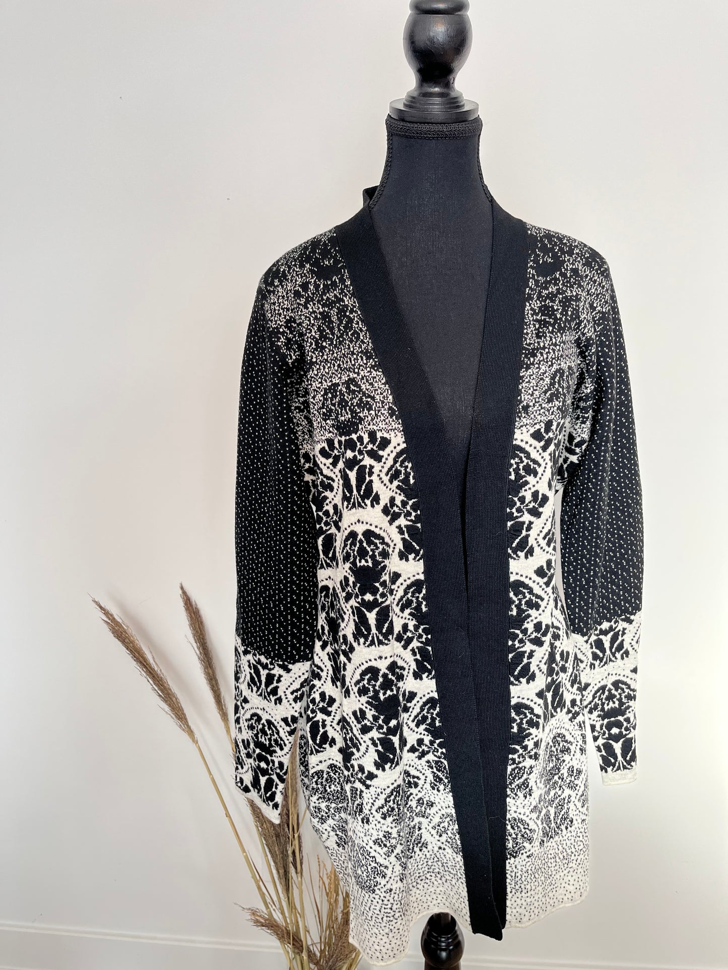Cardigan Moffi - Vue avant sur fond blanc