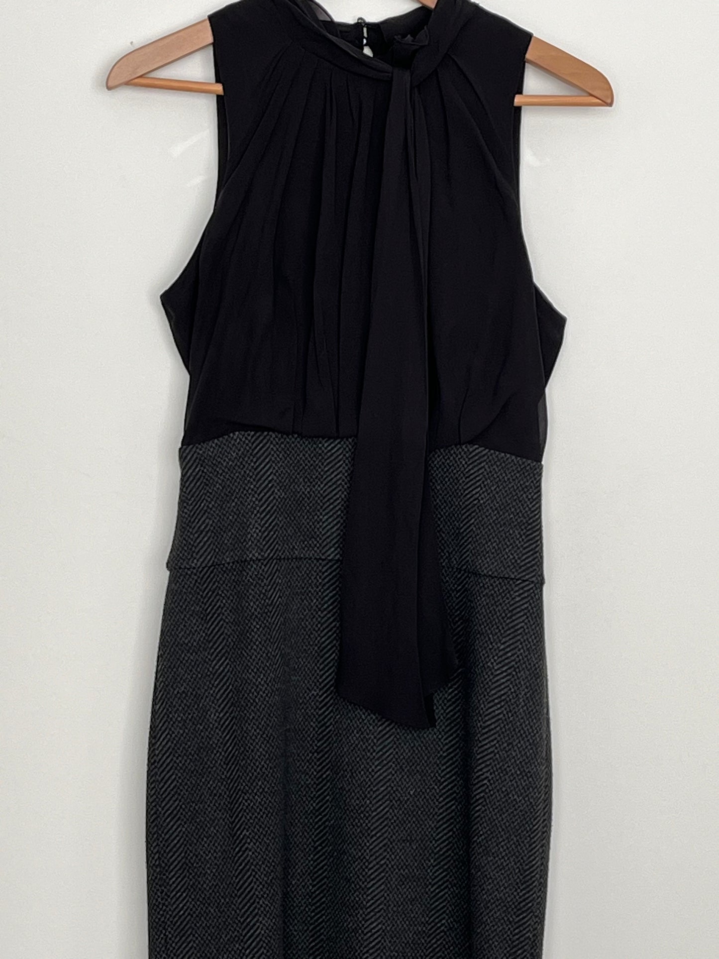 Robe noir BCBG - Vue avant des détails sur fond blanc
