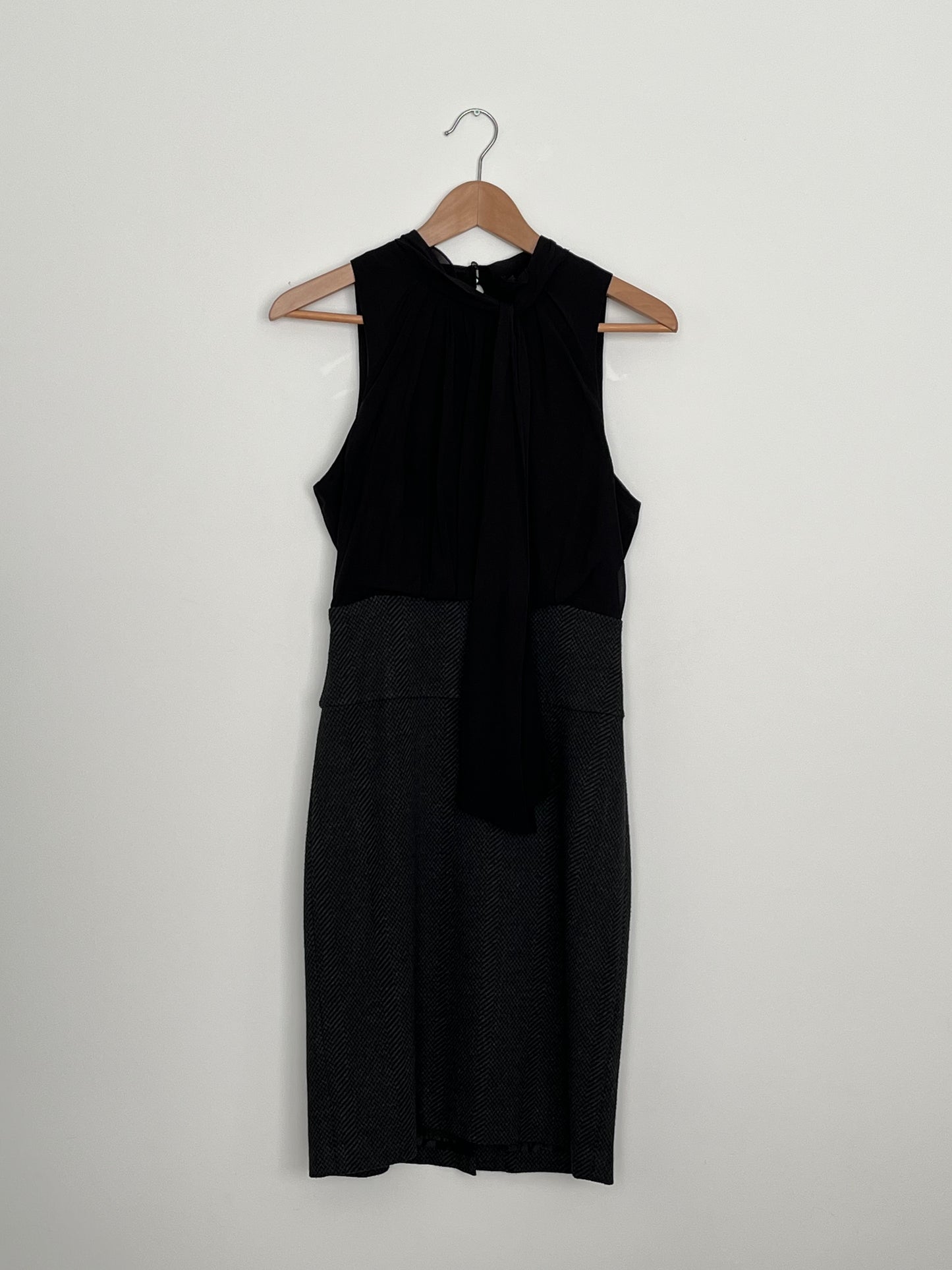 Robe noir BCBG - Vue avant sur fond blanc