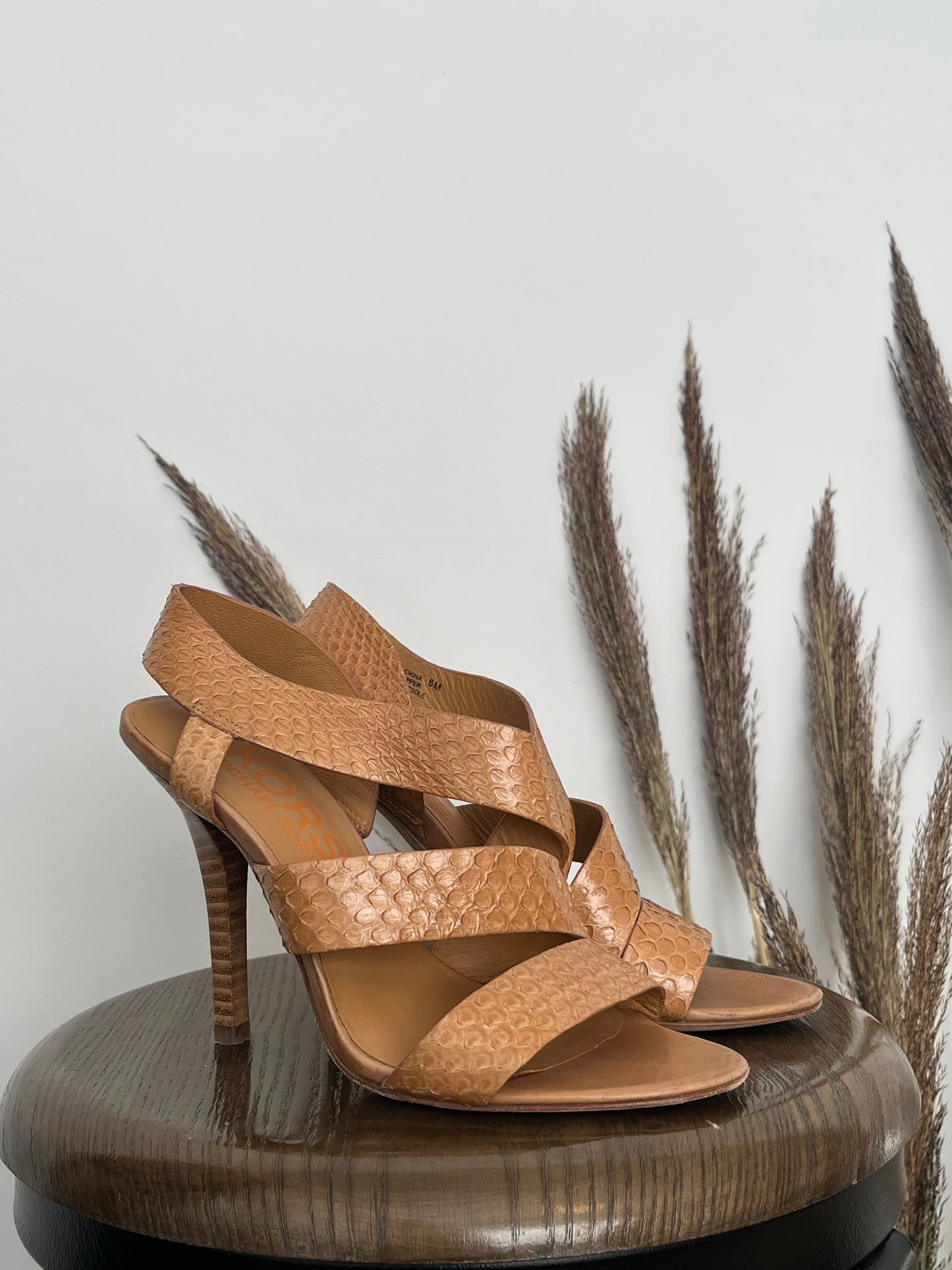 Talons hauts Michael Kors - Vue de droite sur fond blanc