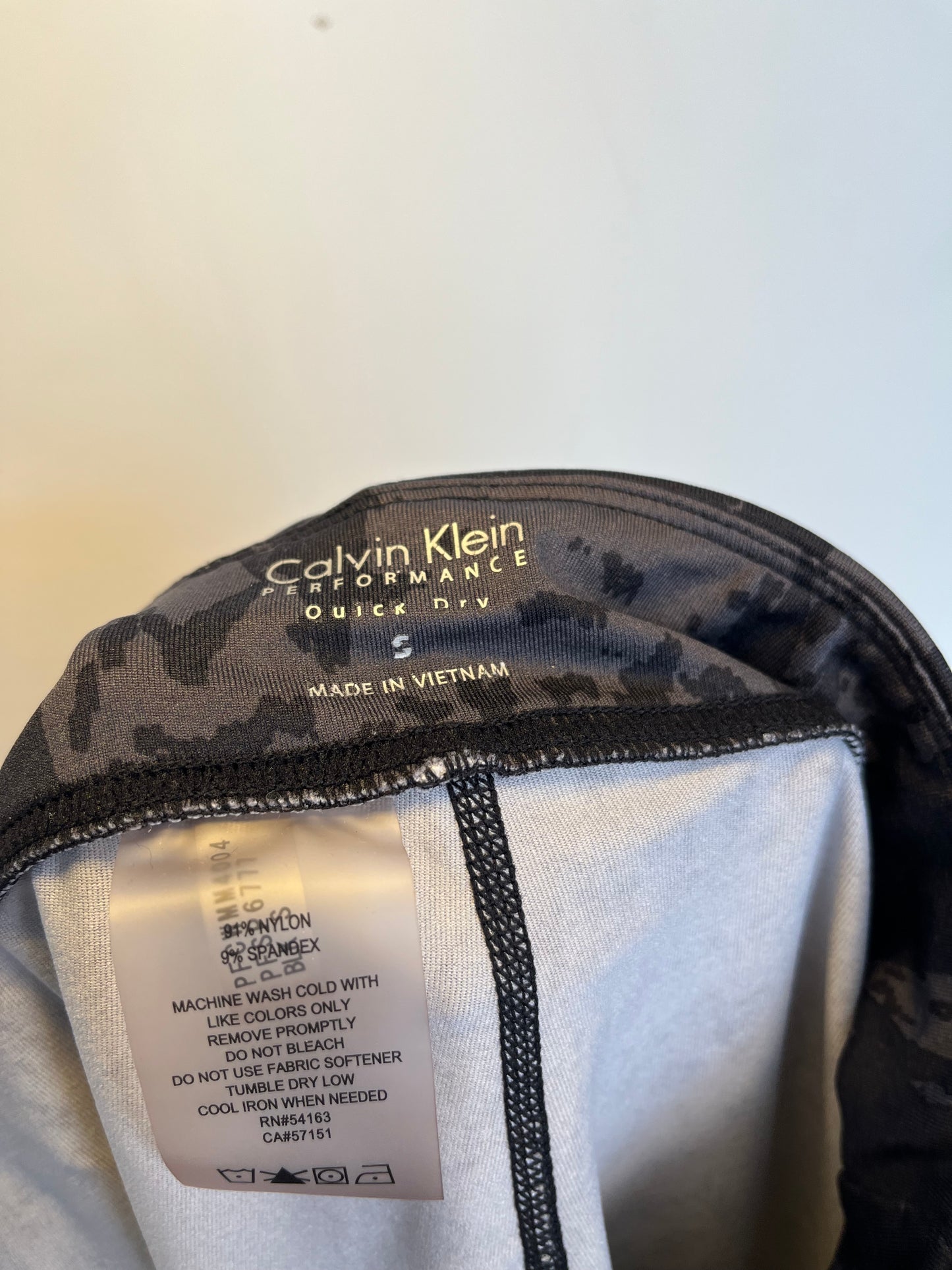 Legging Calvin Klein - Étiquette de marque et de taille