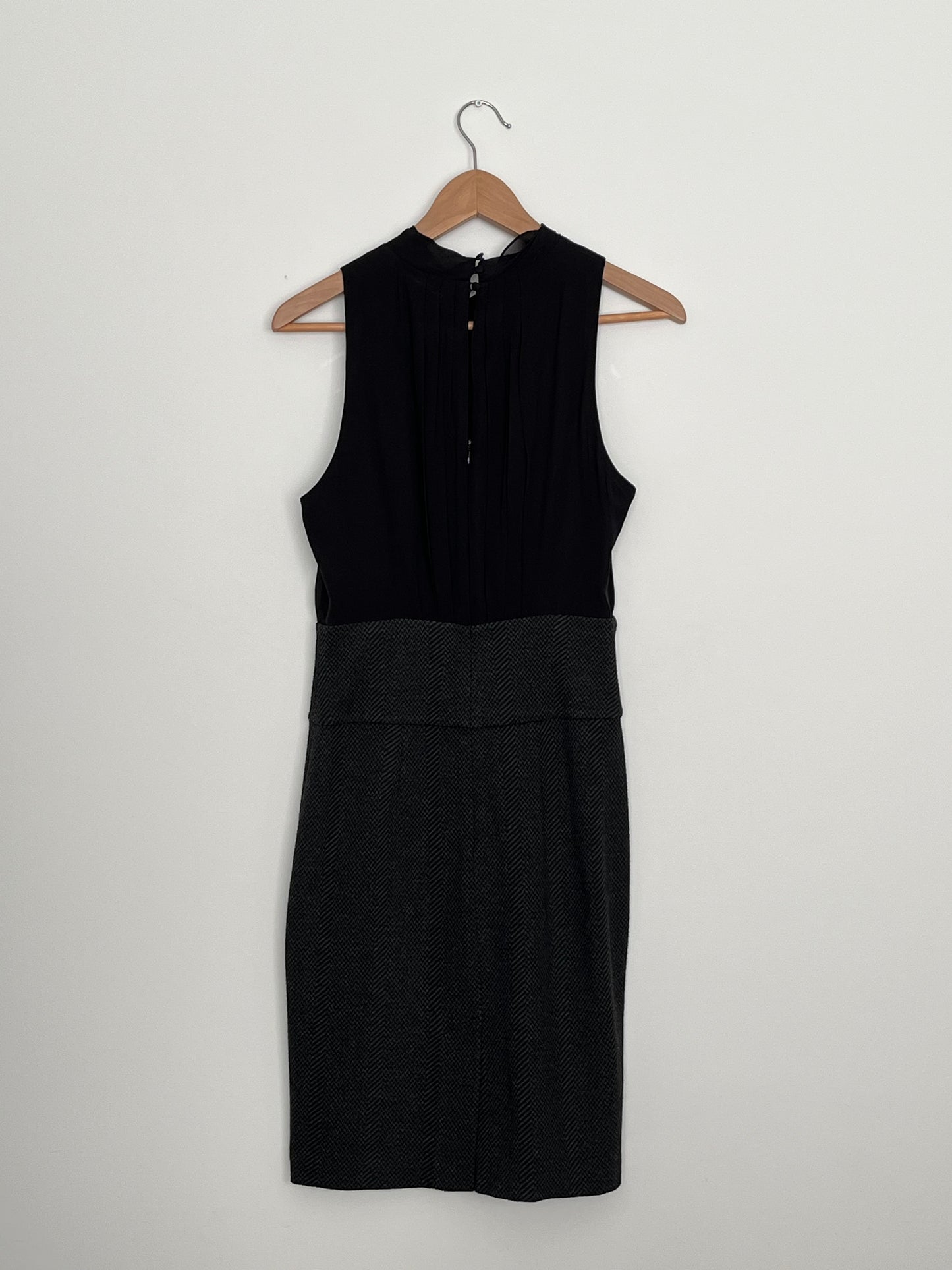 Robe noir BCBG - Vue arrière sur fond blanc