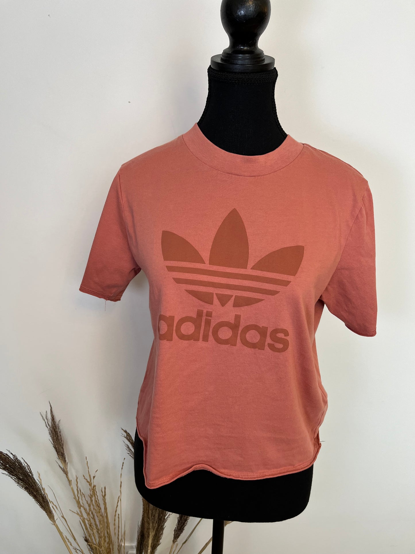 Chandail Adidas - Vue avant sur fond blanc