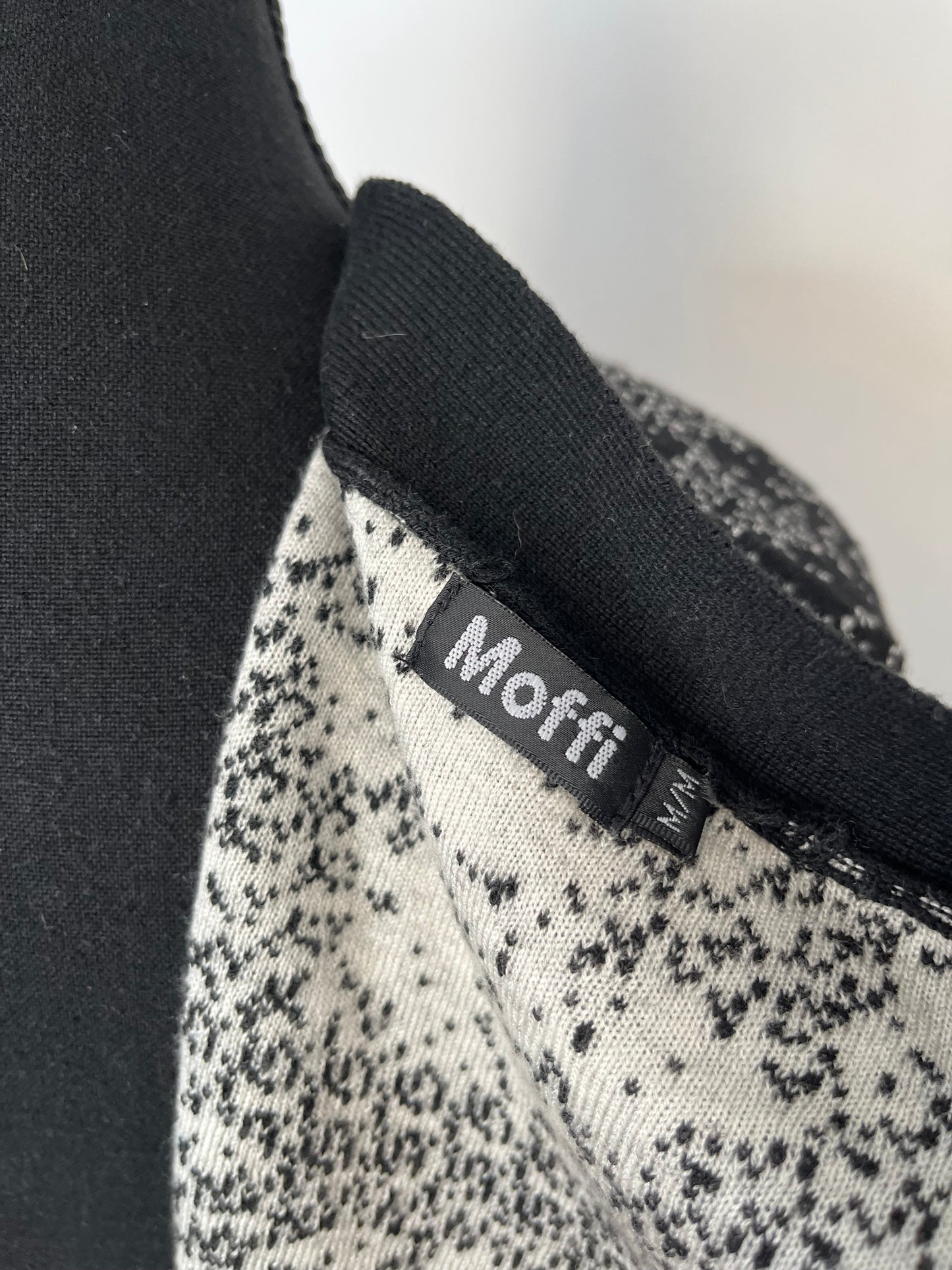 Cardigan Moffi - Vue sur l'étiquette de marque et de taille