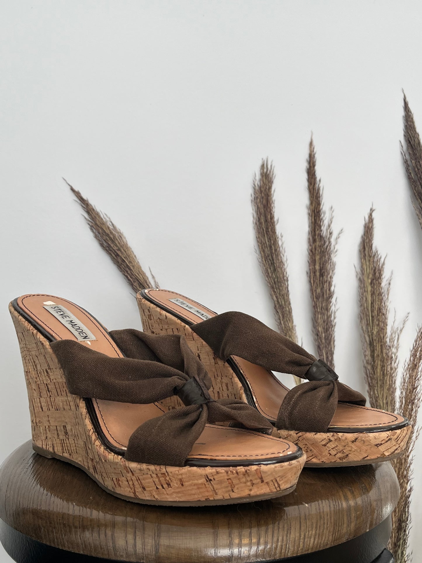 Sandales Steve Madden - Vue du côté droit sur fond blanc