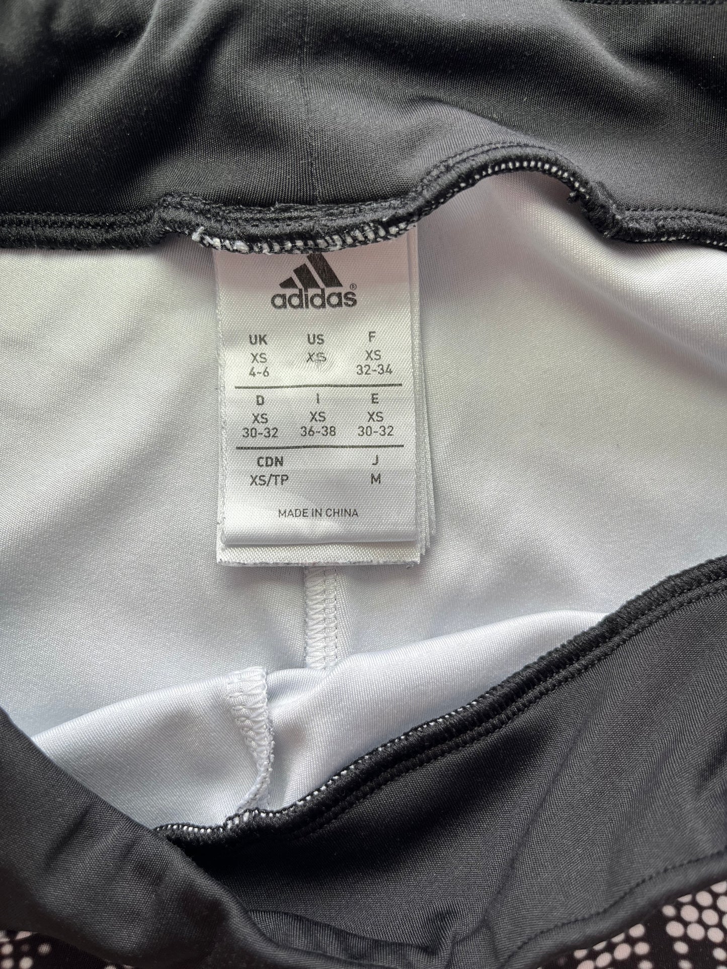 Leggings Adidas - Étiquette de taille et de marque