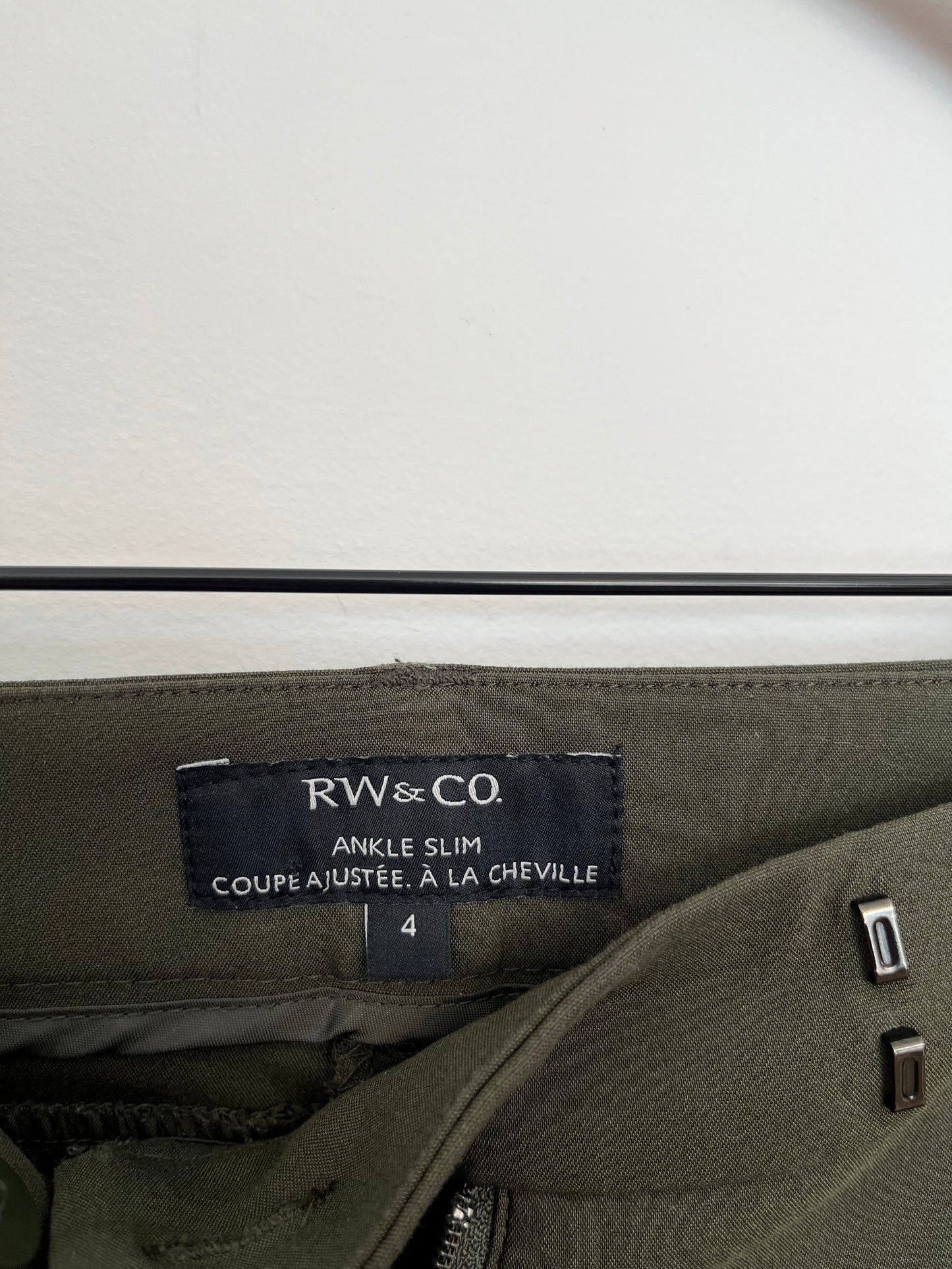 Pantalon RW&CO - Vue sur l'étiquette de marque et taille