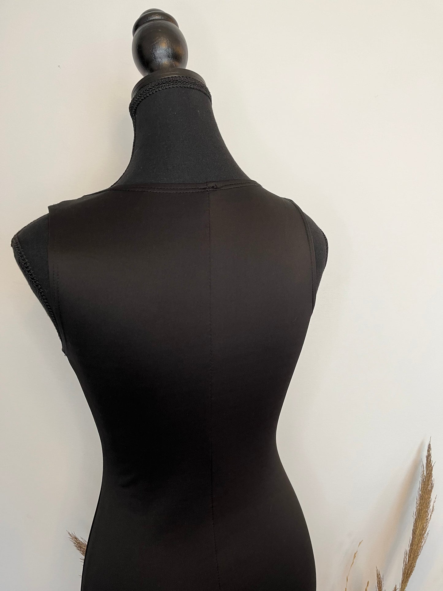 Robe Twik - Vue arrière de près sur fond blanc