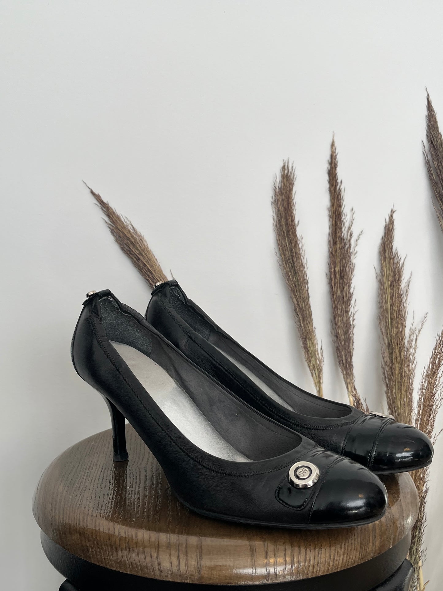 Talons Stuart Weitzman - Vue du côté droit sur fond blanc