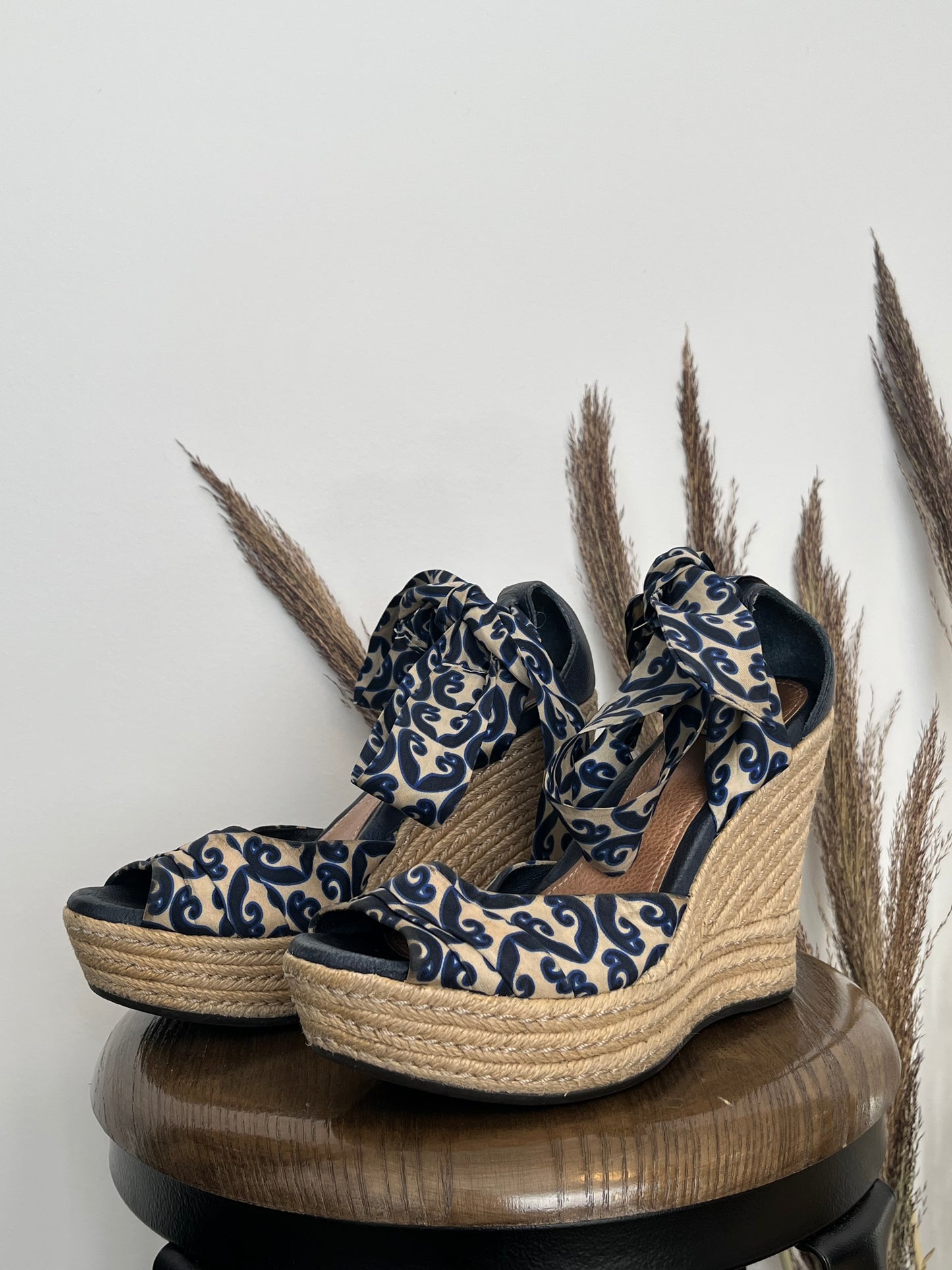 Souliers Ugg - Vue du côté gauche sur fond blanc