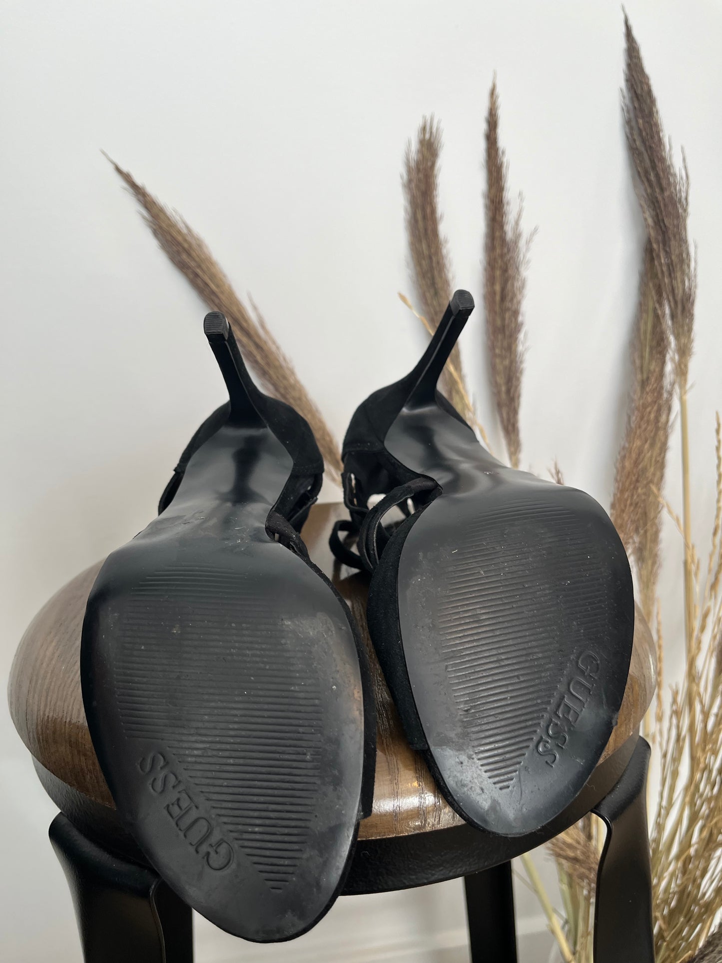 Talons hauts Guess - Vue sur la marque sous les souliers