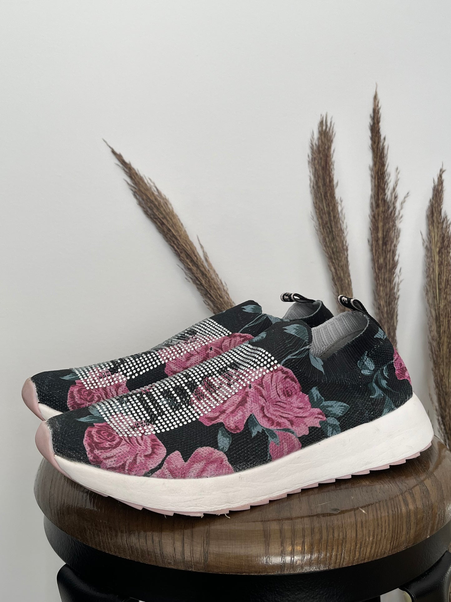 Souliers Juicy Couture - Vue de côté sur fond blanc