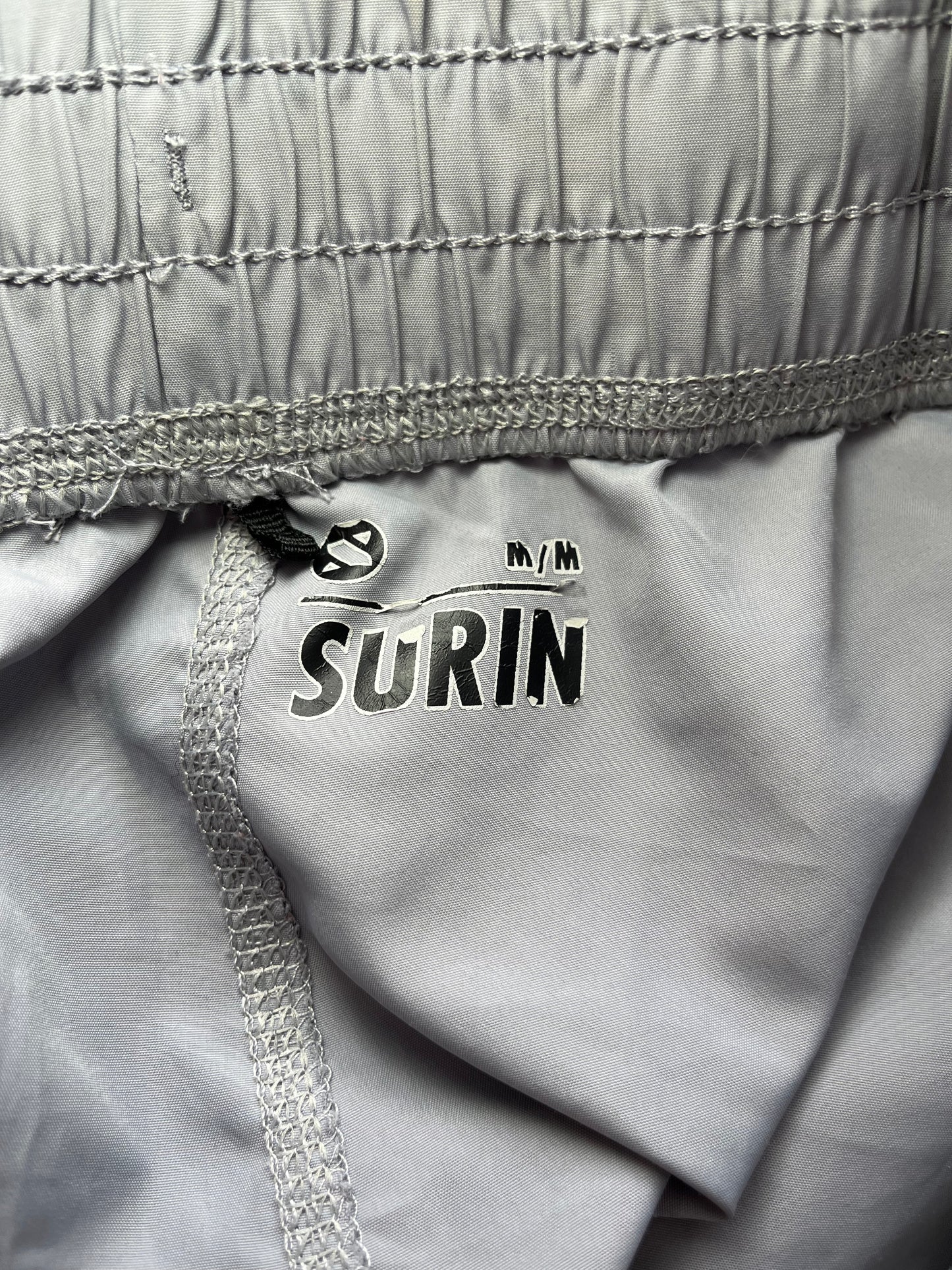 Shorts Surin - Étiquette de taille et de marque