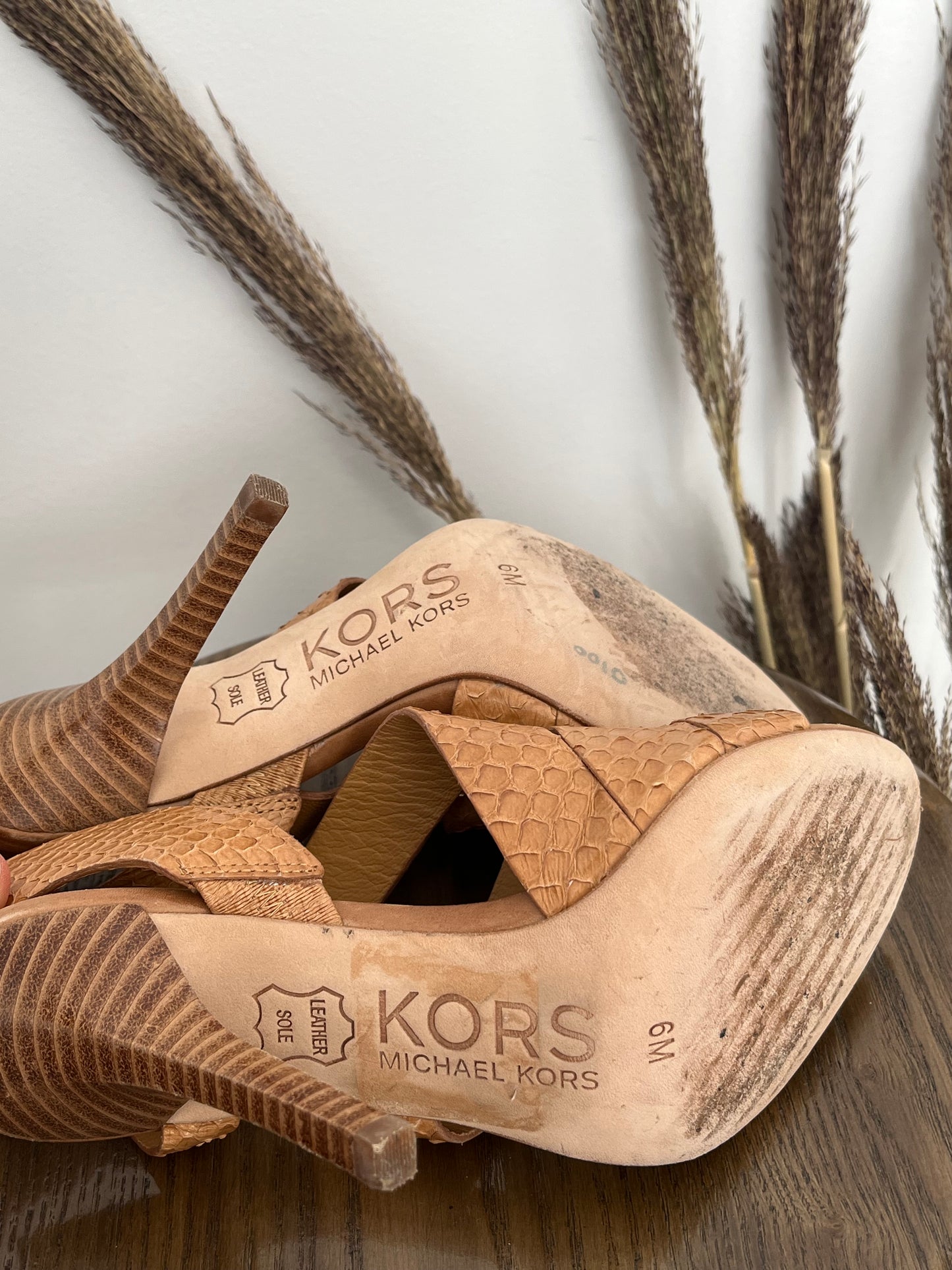 Talons hauts Michael Kors - Vue du dessous sur fond blanc