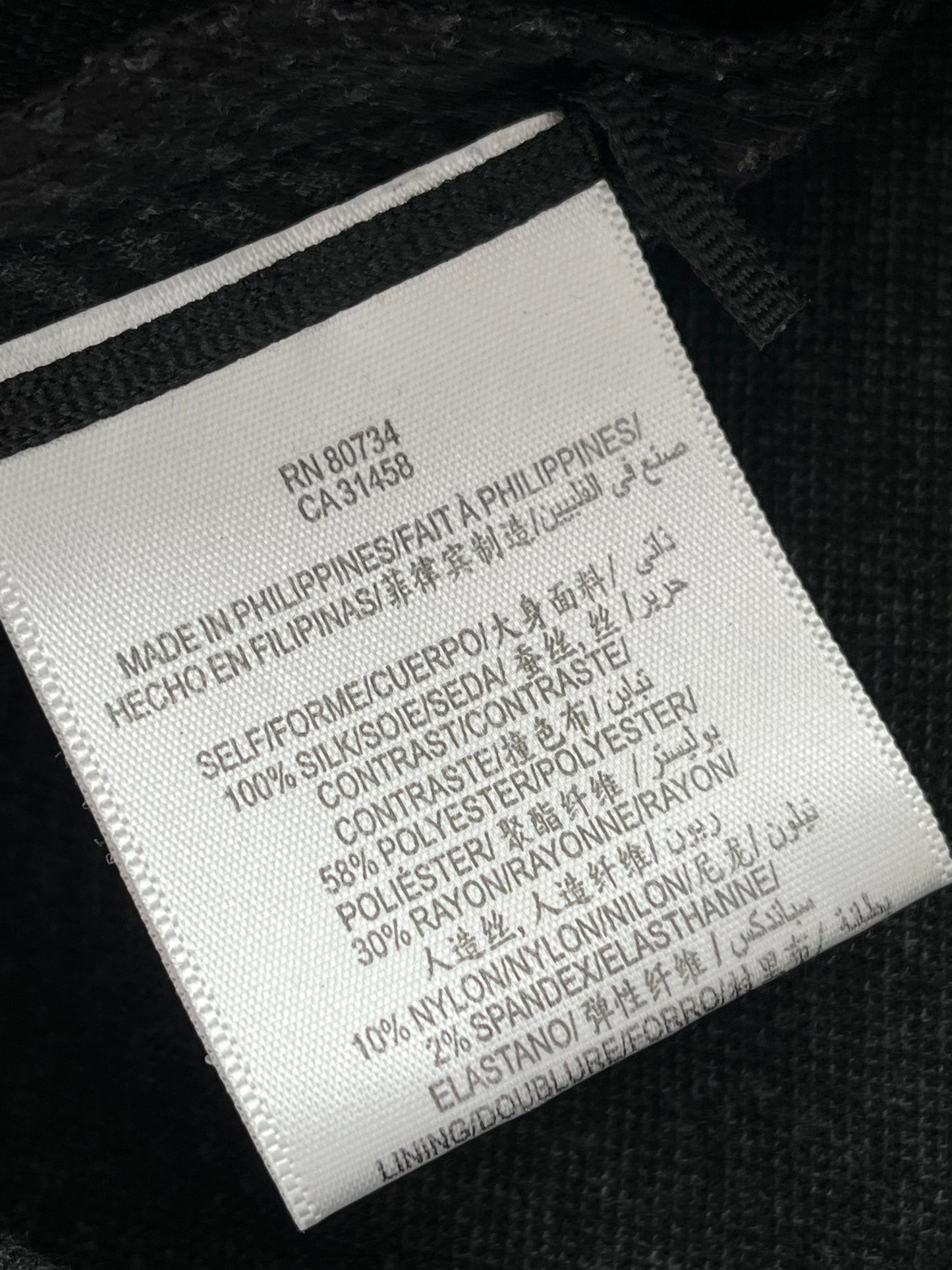 Robe noir BCBG - Vue sur l'étiquette de composition