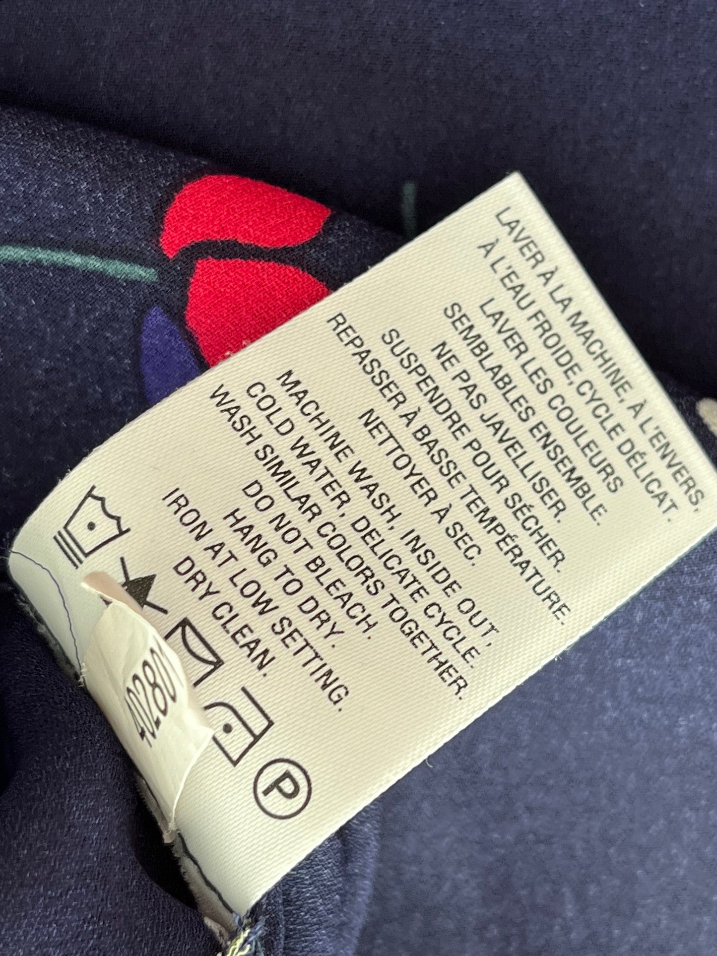 Blouse Reitmans - Vue sur l'étiquette d'entretien