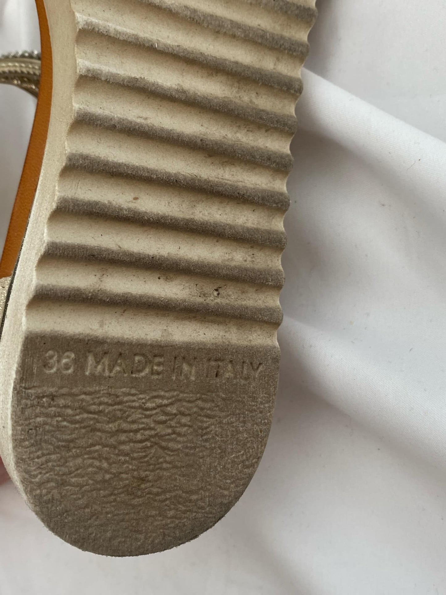 Sandales Browns - Vue du dessous sur fond blanc