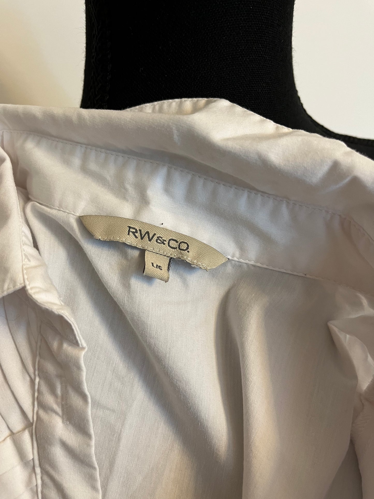 Blouse RW&CO blanche, seconde main, disponible en ligne sur Nouvelle Avenue Friperie