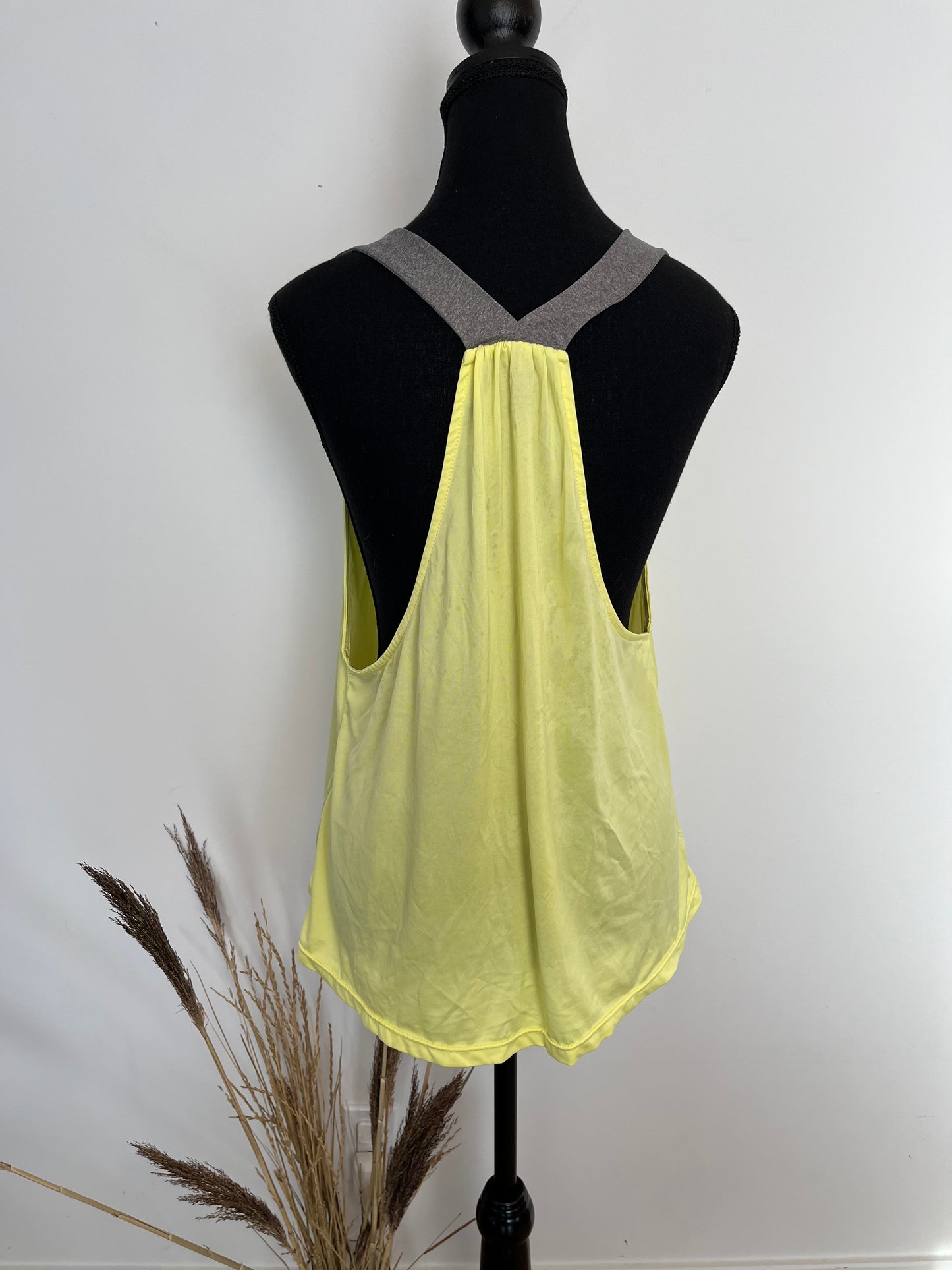 Camisole Marika Tech - Vue arrière sur fond blanc