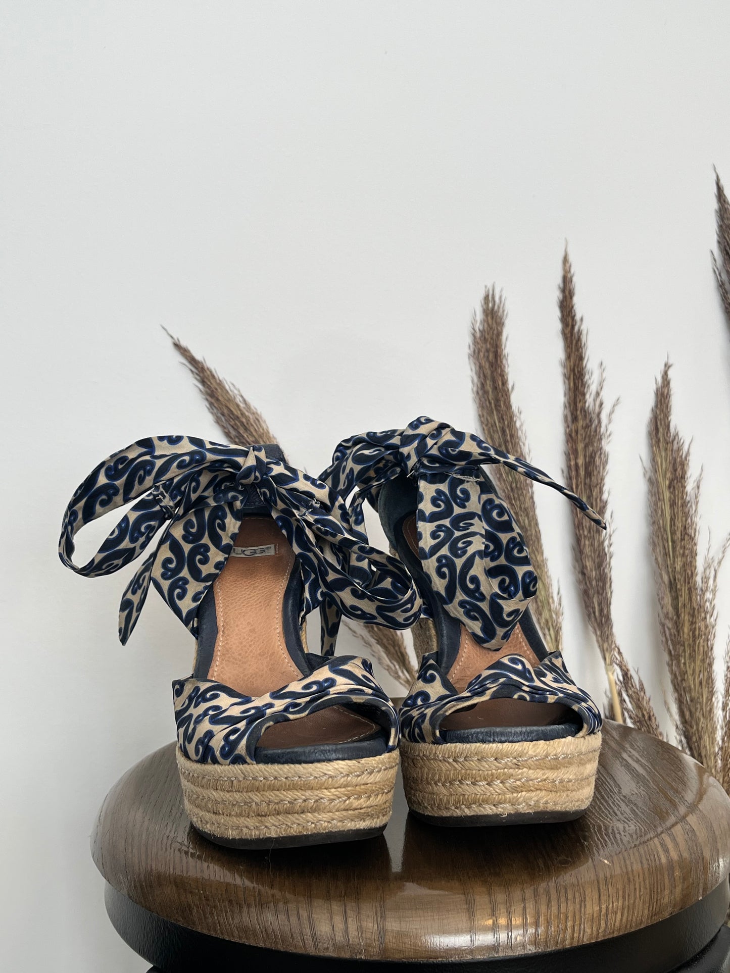 Souliers Ugg - Vue avant sur fond blanc