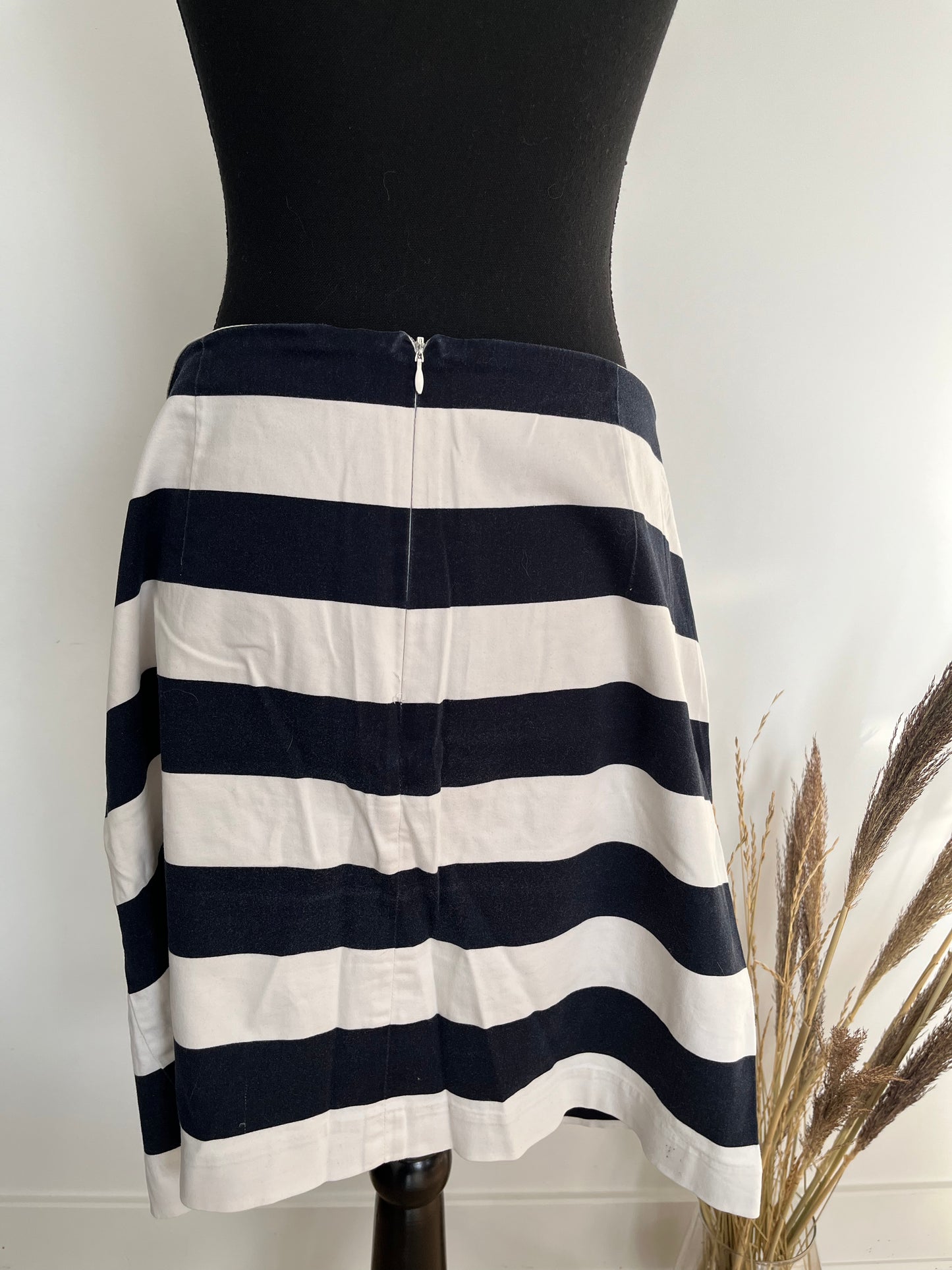 Tommy Hilfiger - Vue arrière sur fond blanc