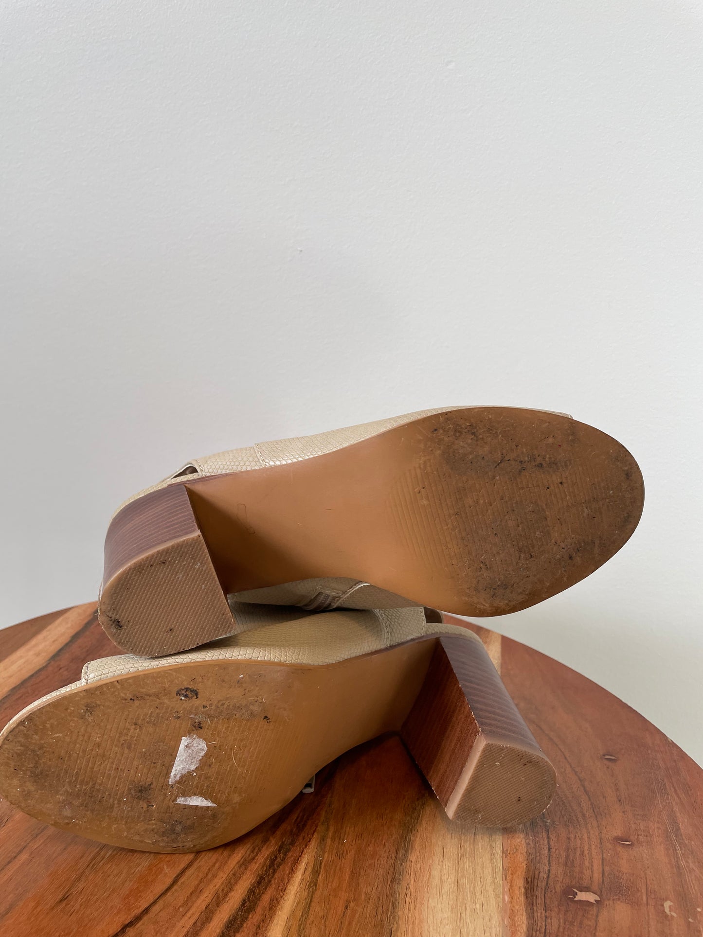 Souliers Steve Madden - Vue du dessous sur fond blanc