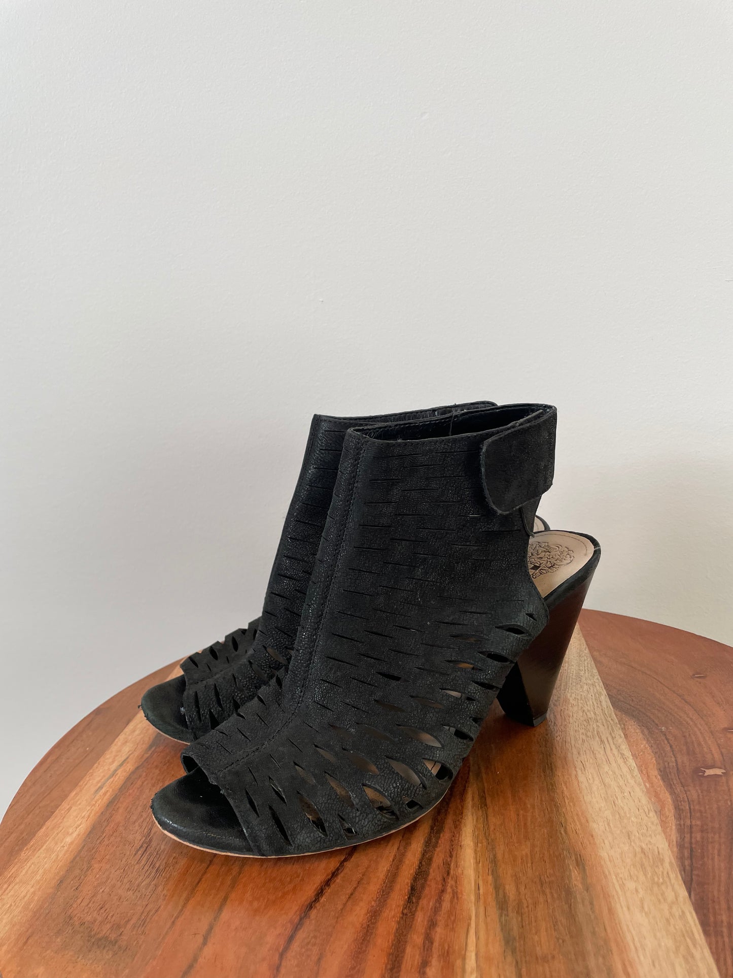 Souliers Vince Camuto - Vue du côté gauche sur fond blanc