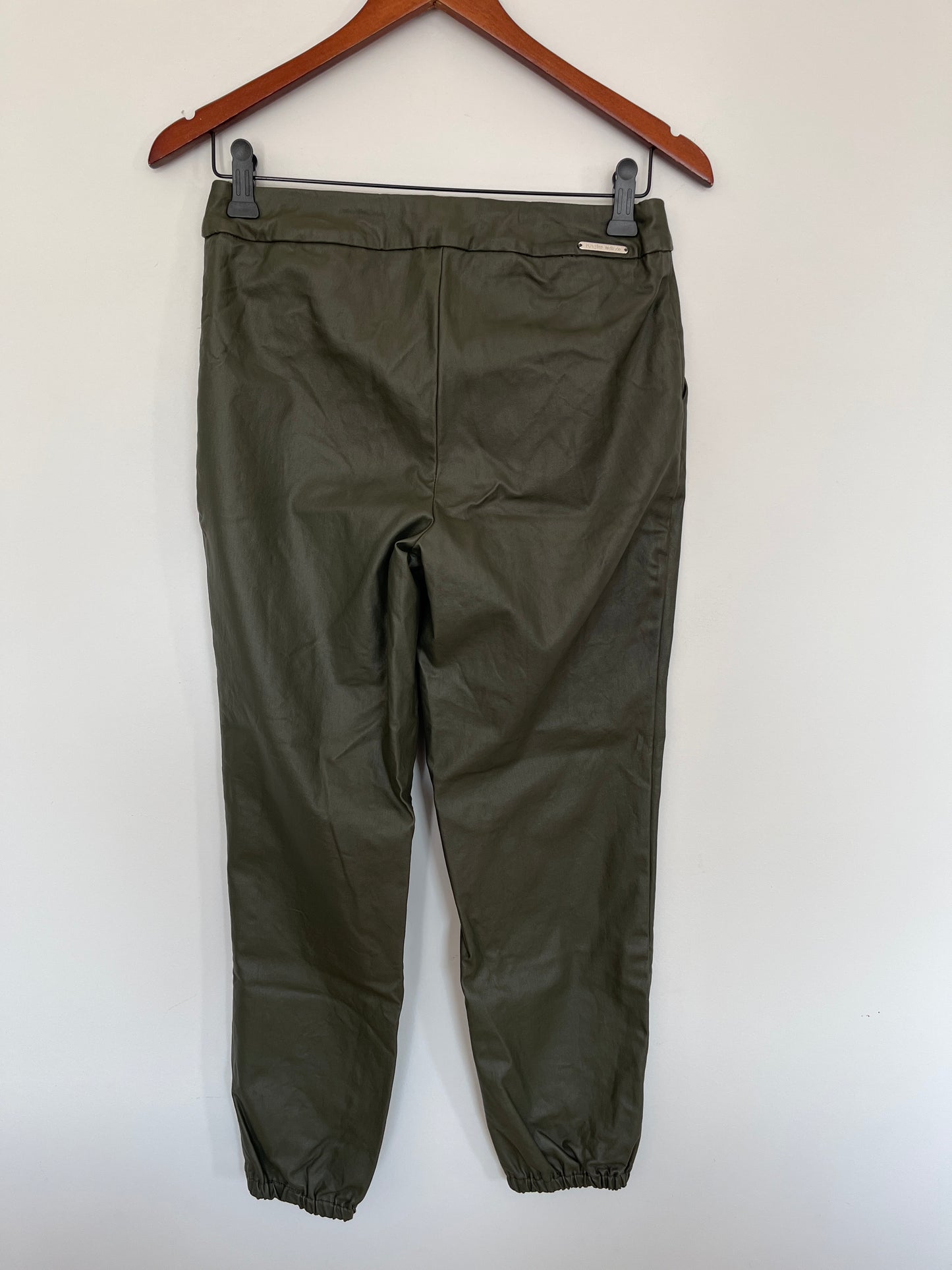 Pantalon I Love Tyler Madison - Vue arrière sur fond blanc