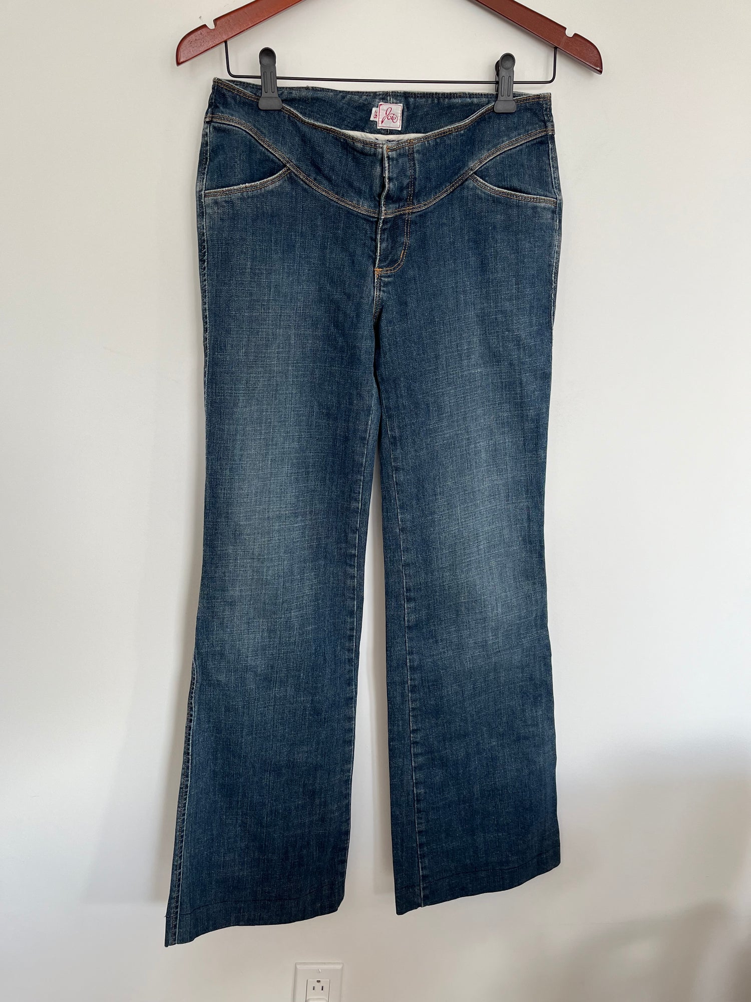 Joie Jeans - Vue avant sur fond blanc