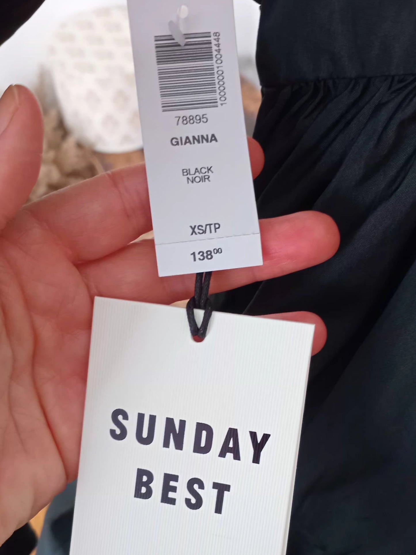 Robe noire structurée à manches longues