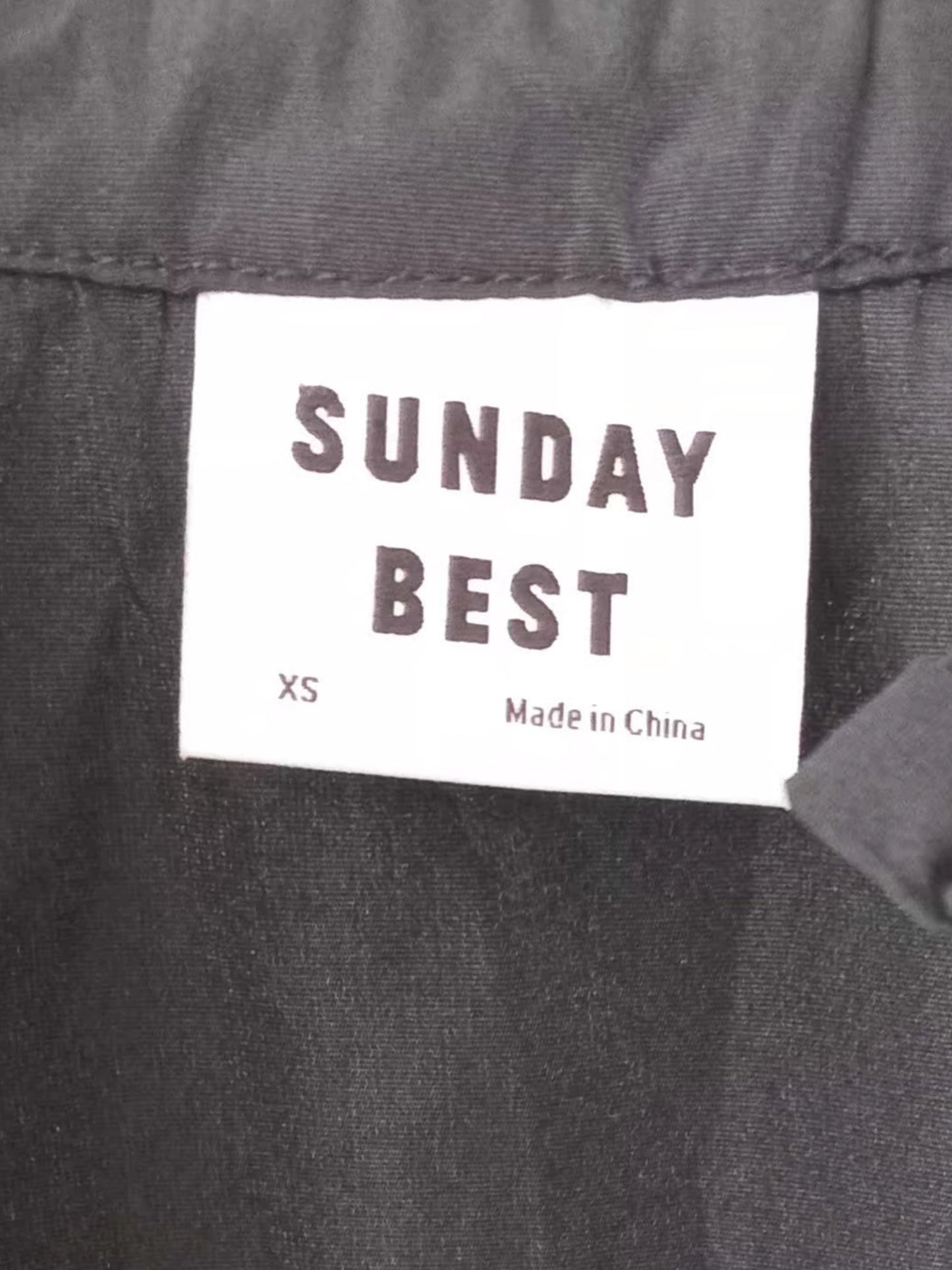 Robe noire structurée à manches longues