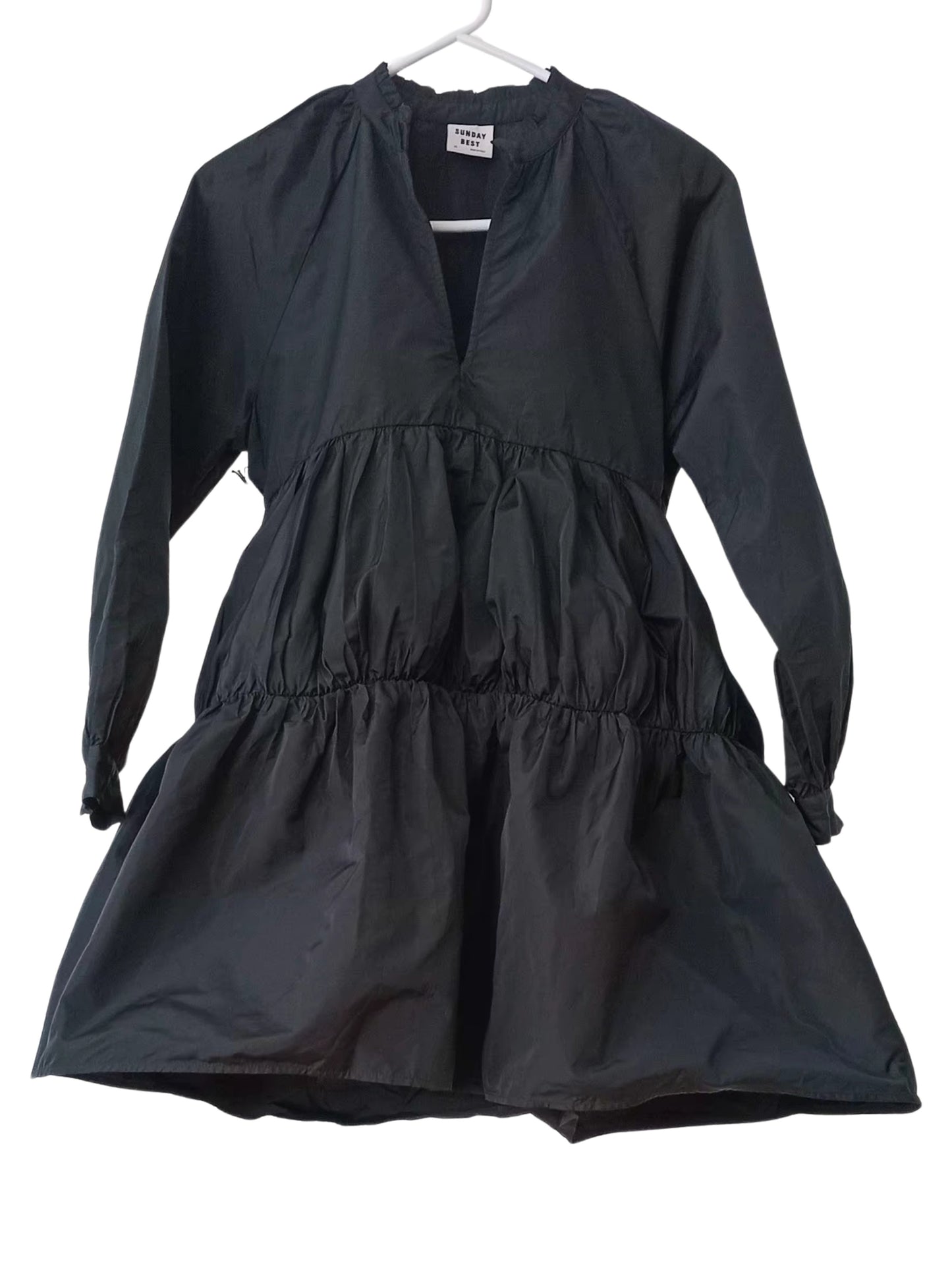 Robe noire structurée à manches longues