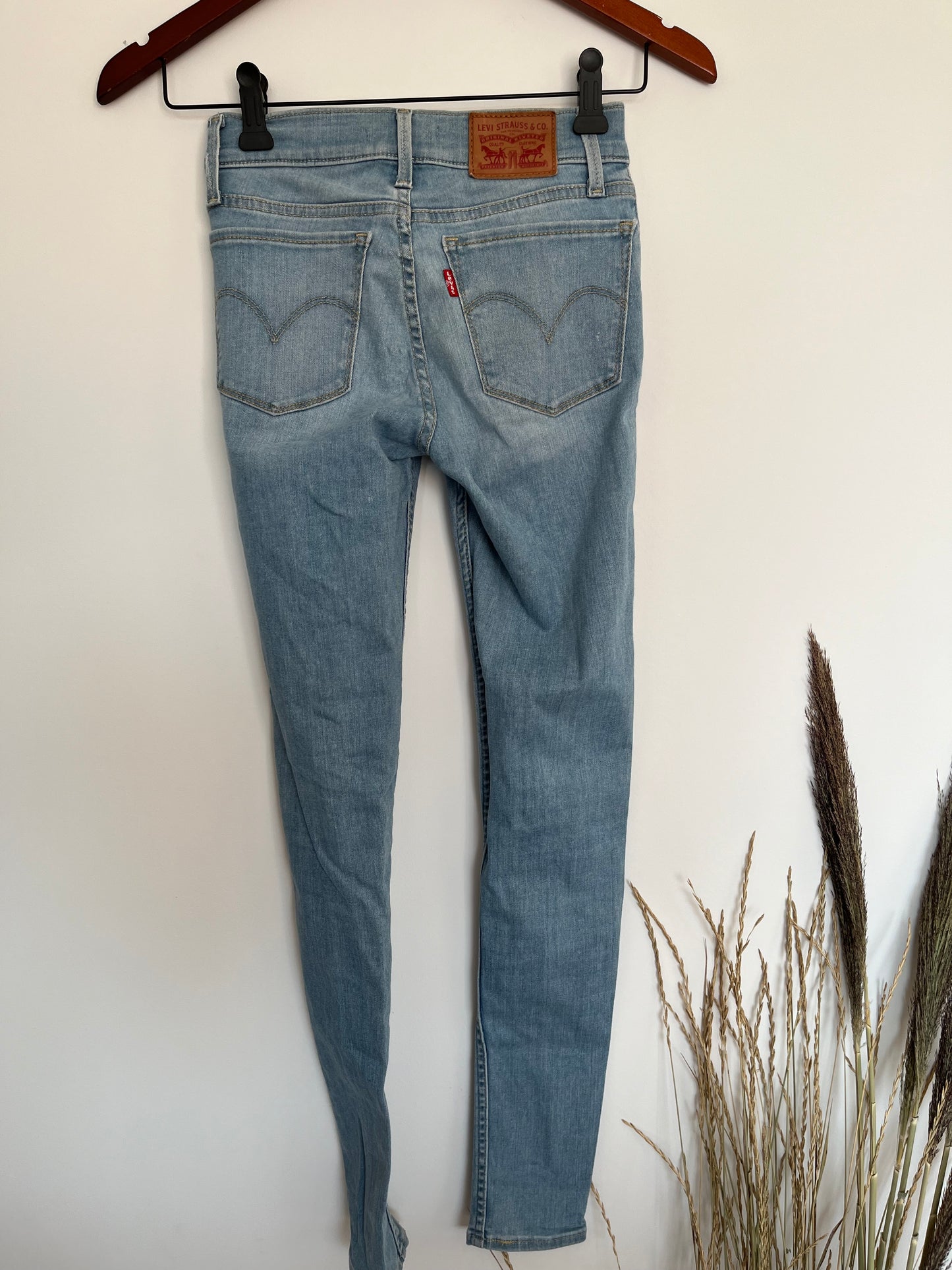 Jeans Levi's de dos, seconde main, disponible en ligne sur Nouvelle Avenue Friperie