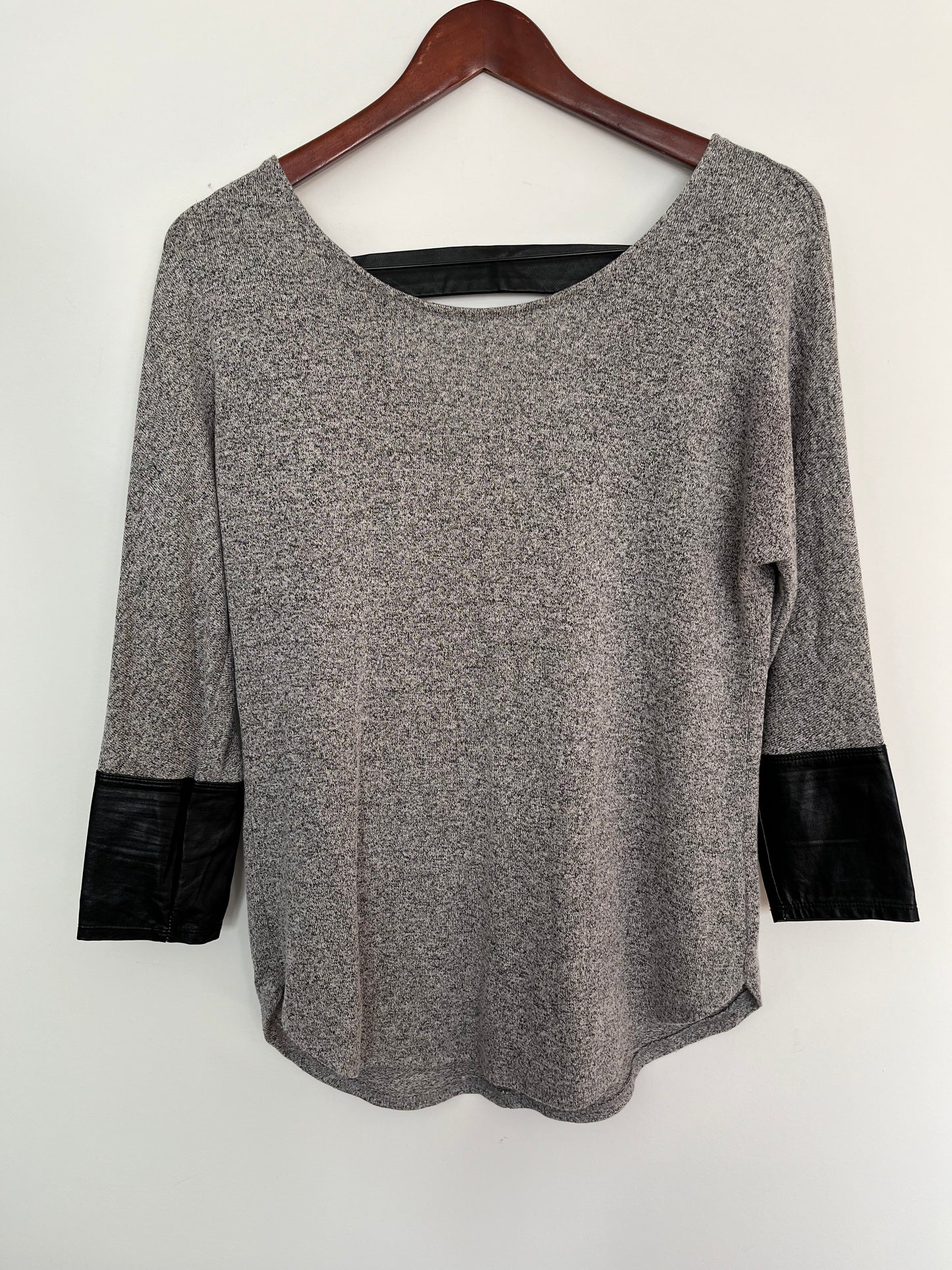 Chandail Dynamite - Vue avant sur fond blanc