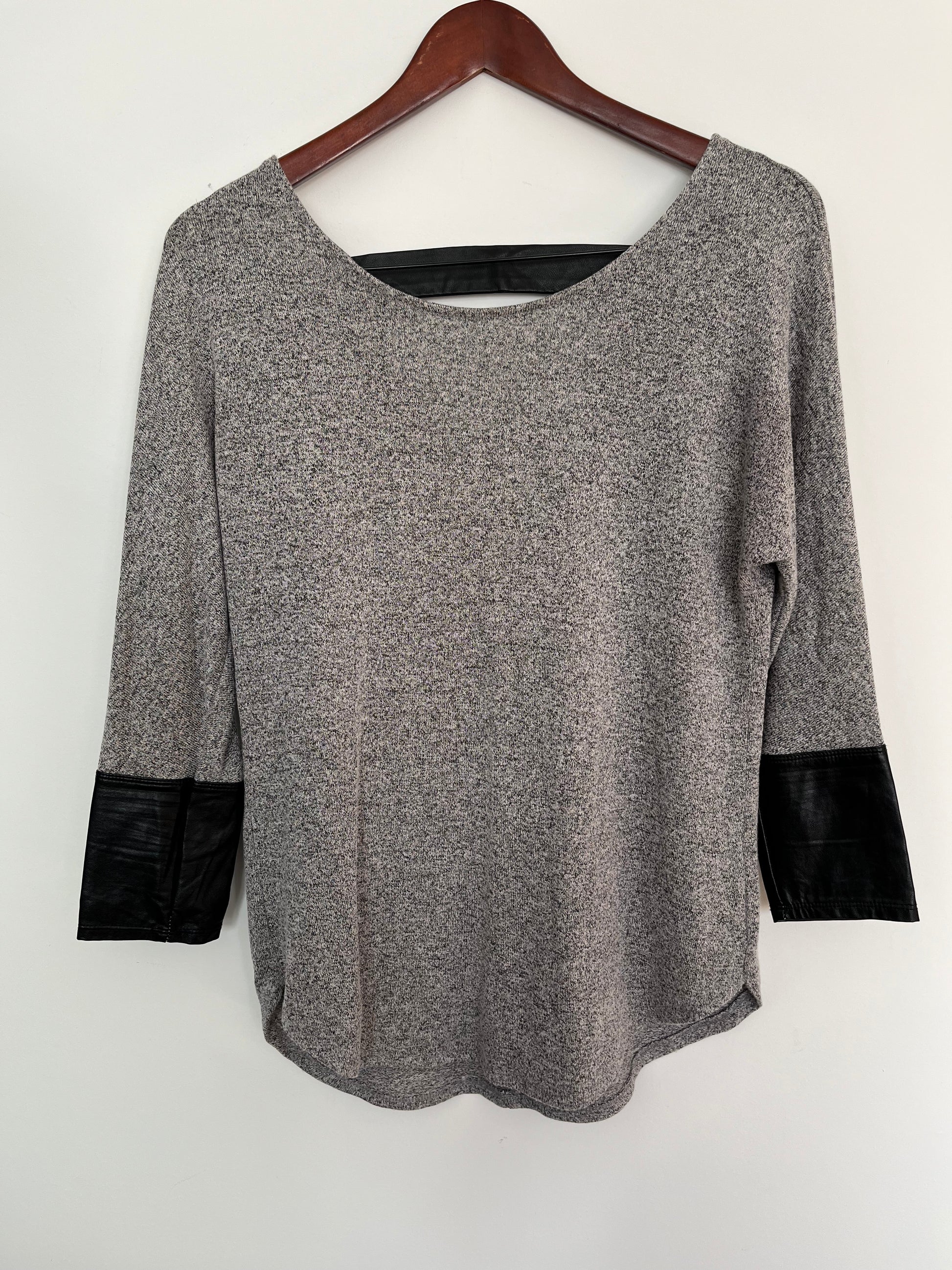 Chandail Dynamite - Vue avant sur fond blanc