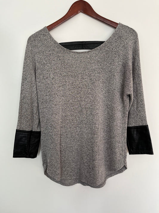 Chandail Dynamite - Vue avant sur fond blanc