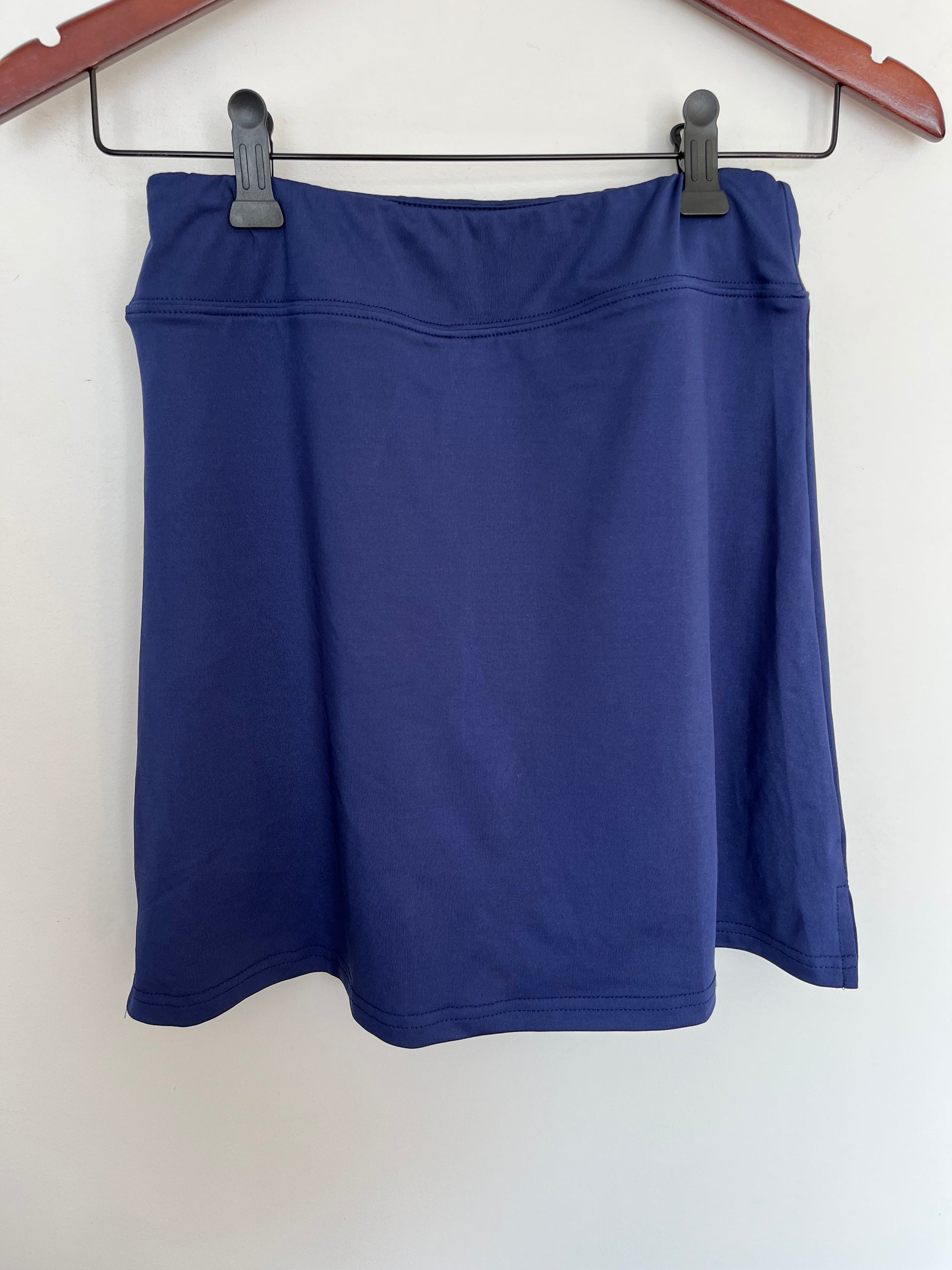 Jupe short Ekouer - Vue avant sur fond blanc