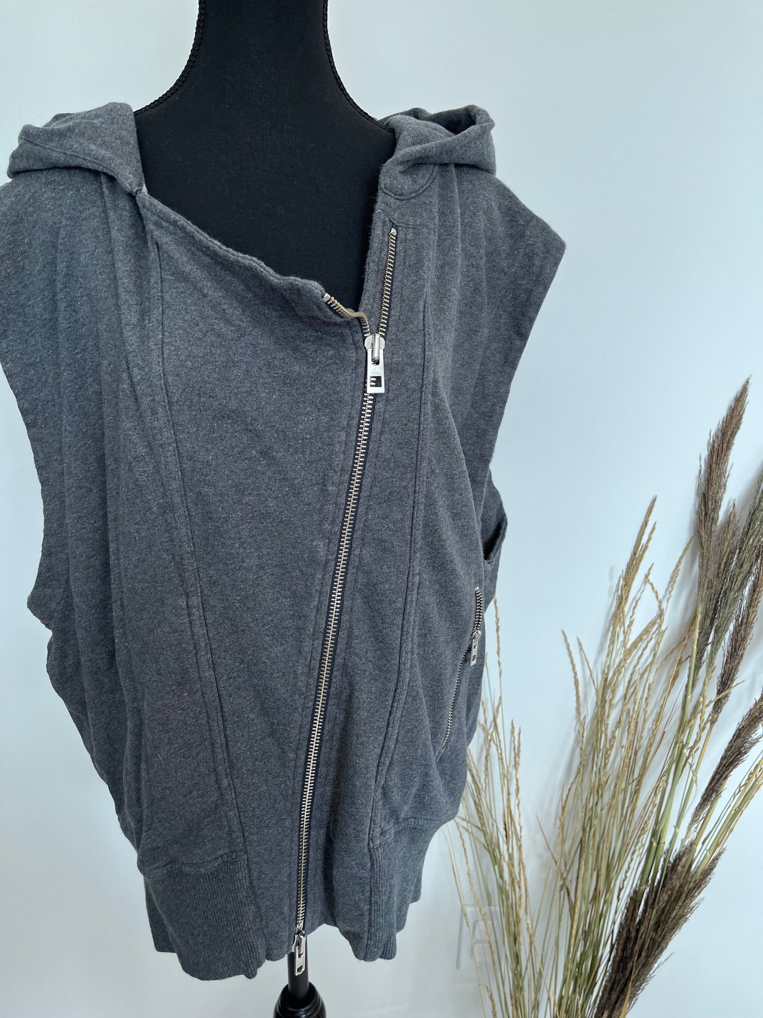 Veste sans manches Stella McCartney - Vue avant sur fond blanc