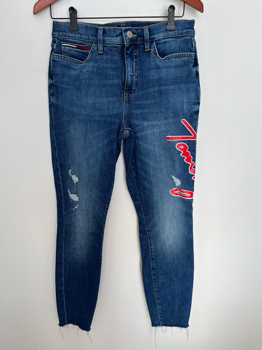 Tommy Hilfiger Jeans - Vue avant sur fond blanc 