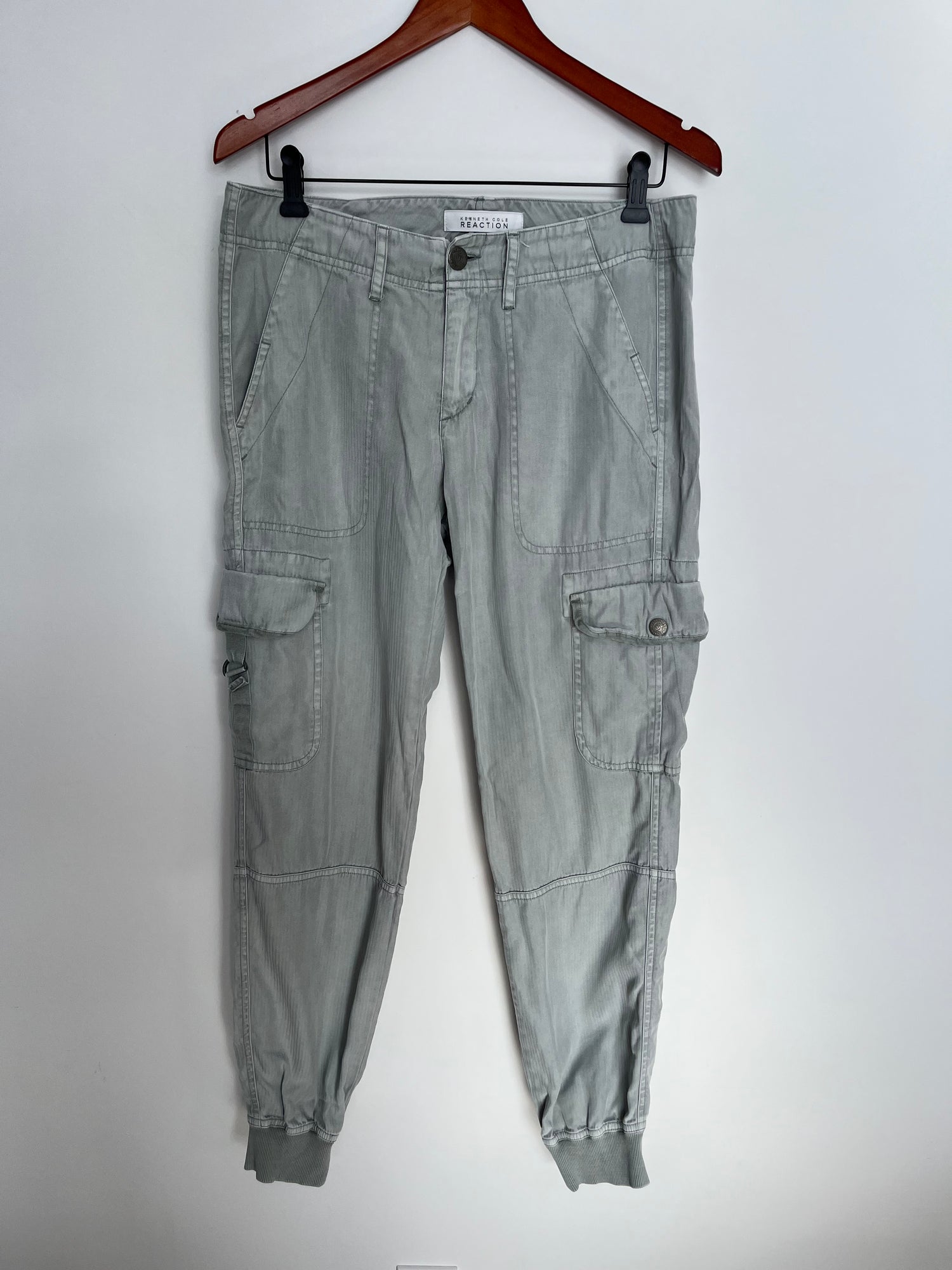 Pantalon Kenneth Cole - Vue avant sur fond blanc