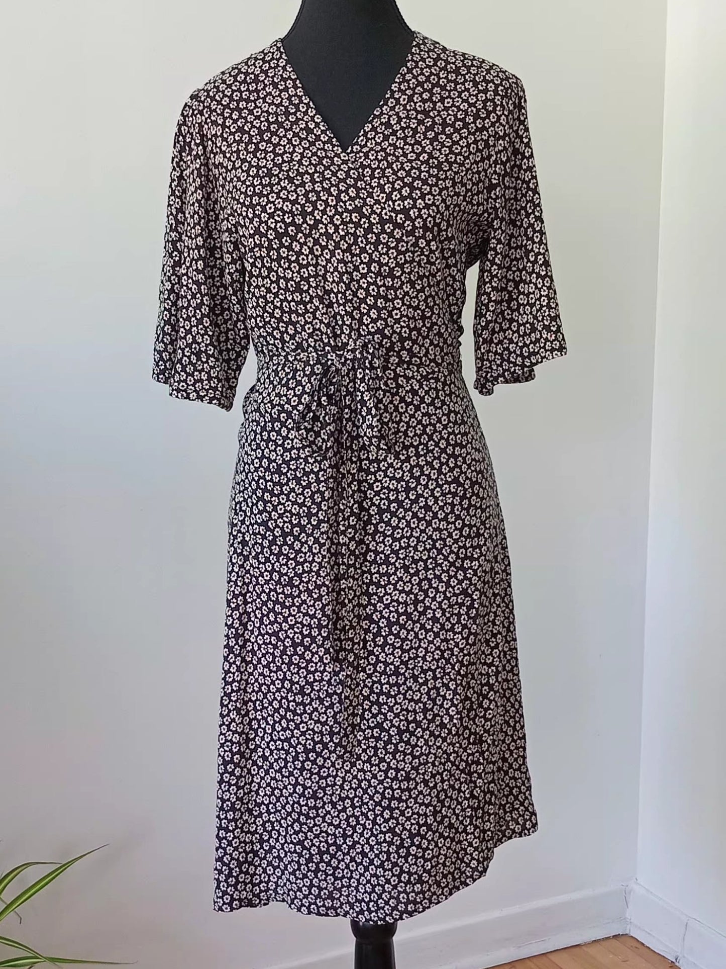 Robe cache-cœur fleurie bleu marine (M)