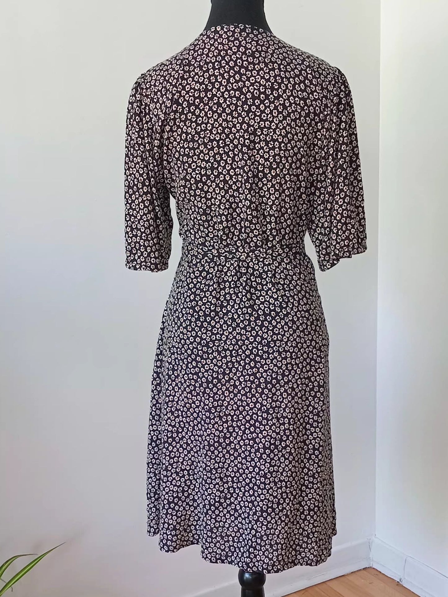 Robe cache-cœur fleurie bleu marine (M)