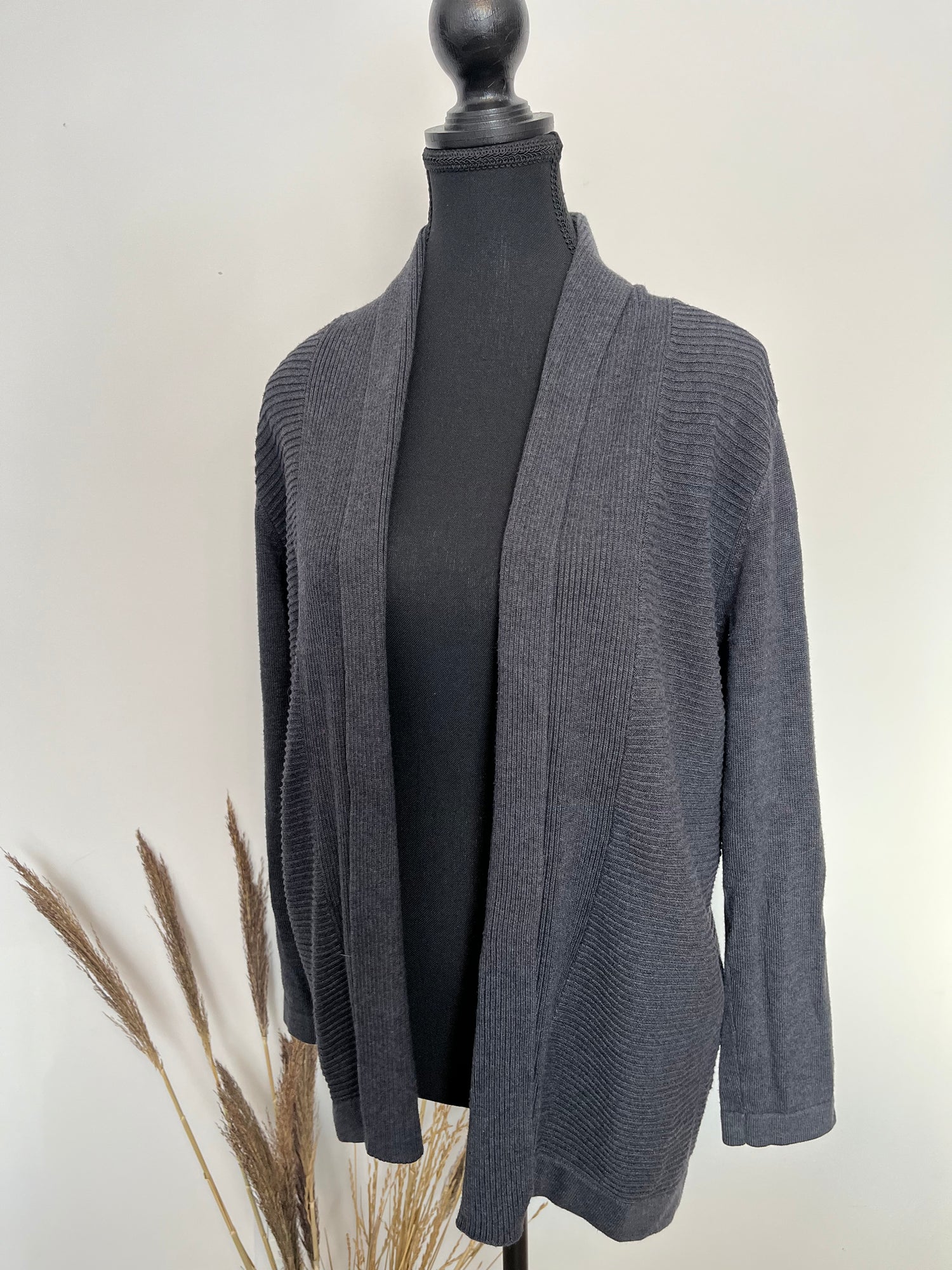 Cardigan Les Collections Mat  - Vue avant sur fond blanc