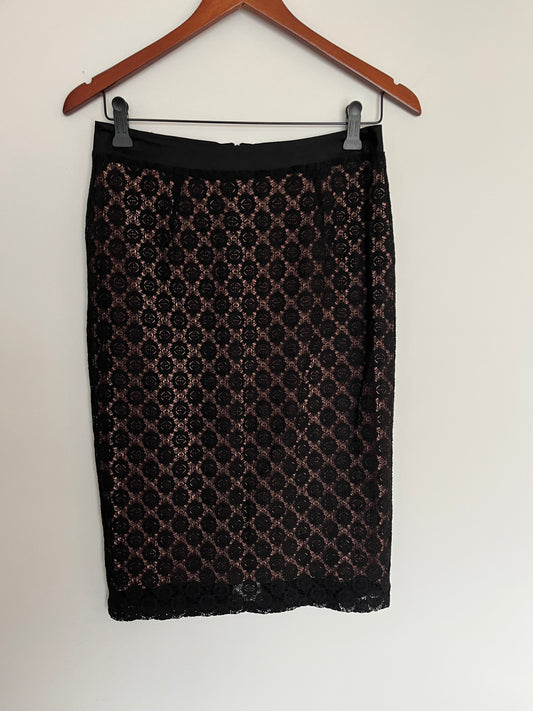 Jupe crayon noir en dentelle